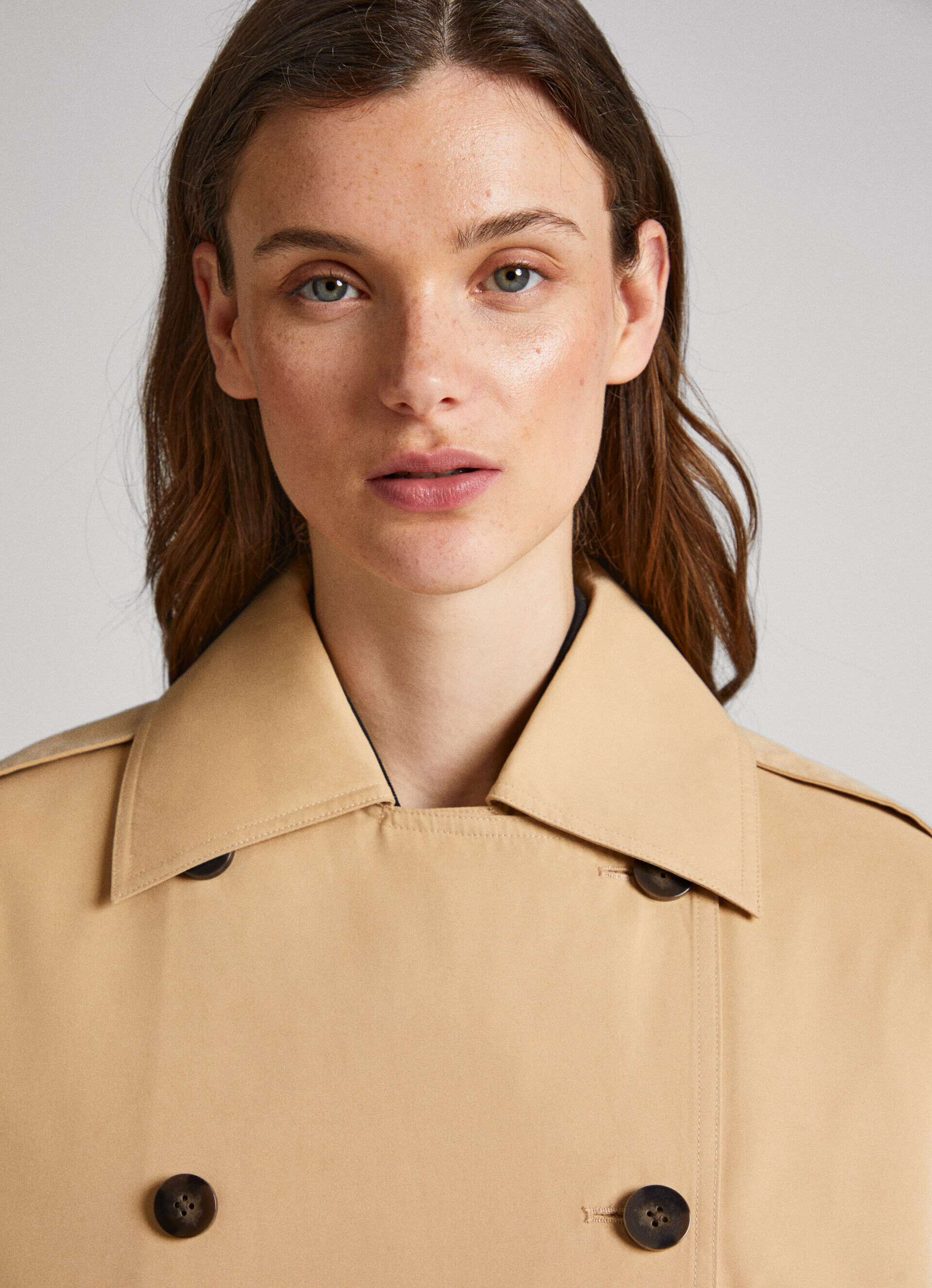 Trench coat clássico de corte relaxado - bege camelo
