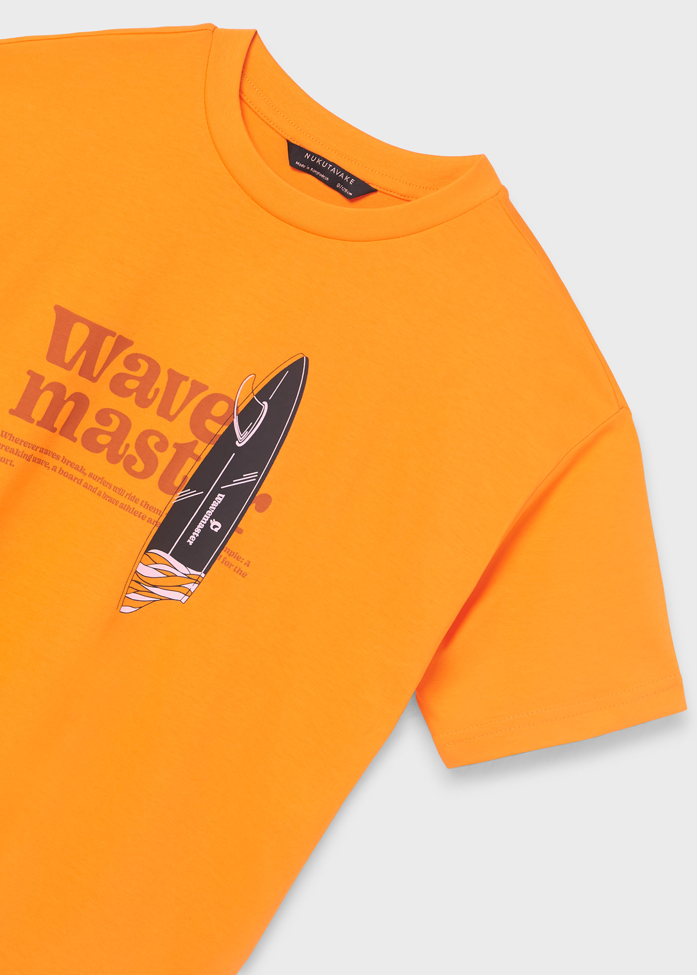 Camiseta infantil com estampa sustentável em algodão.