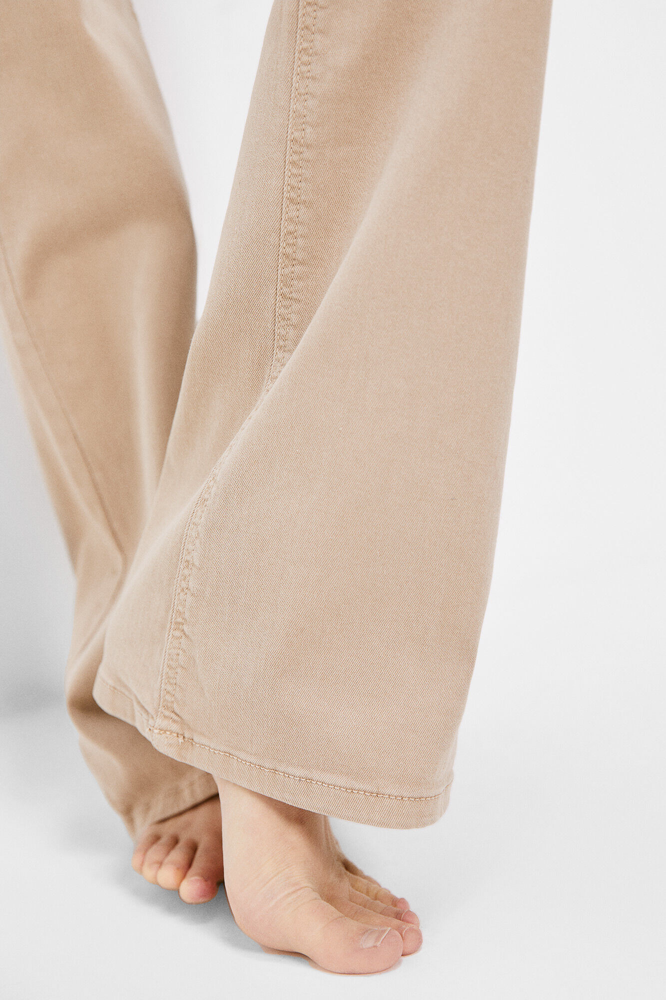 Calça jeans bootcut com lavagem sustentável - Bege
