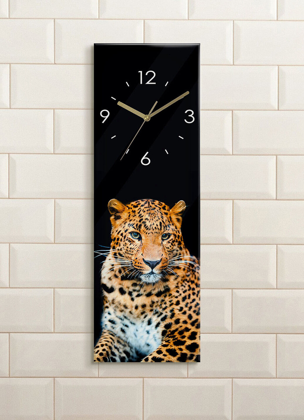 Glas-Wanduhr mit goldenen Zeigern
