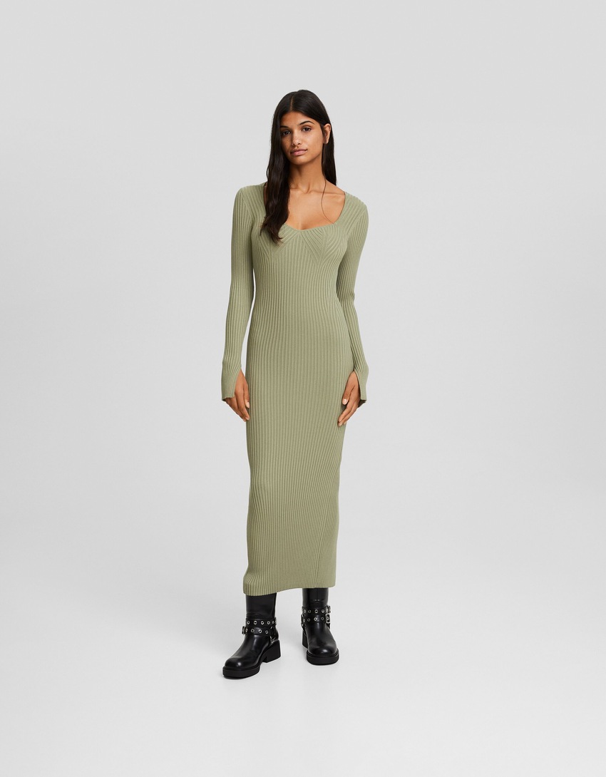 Vestido midi de malha com mangas compridas e decote coração.