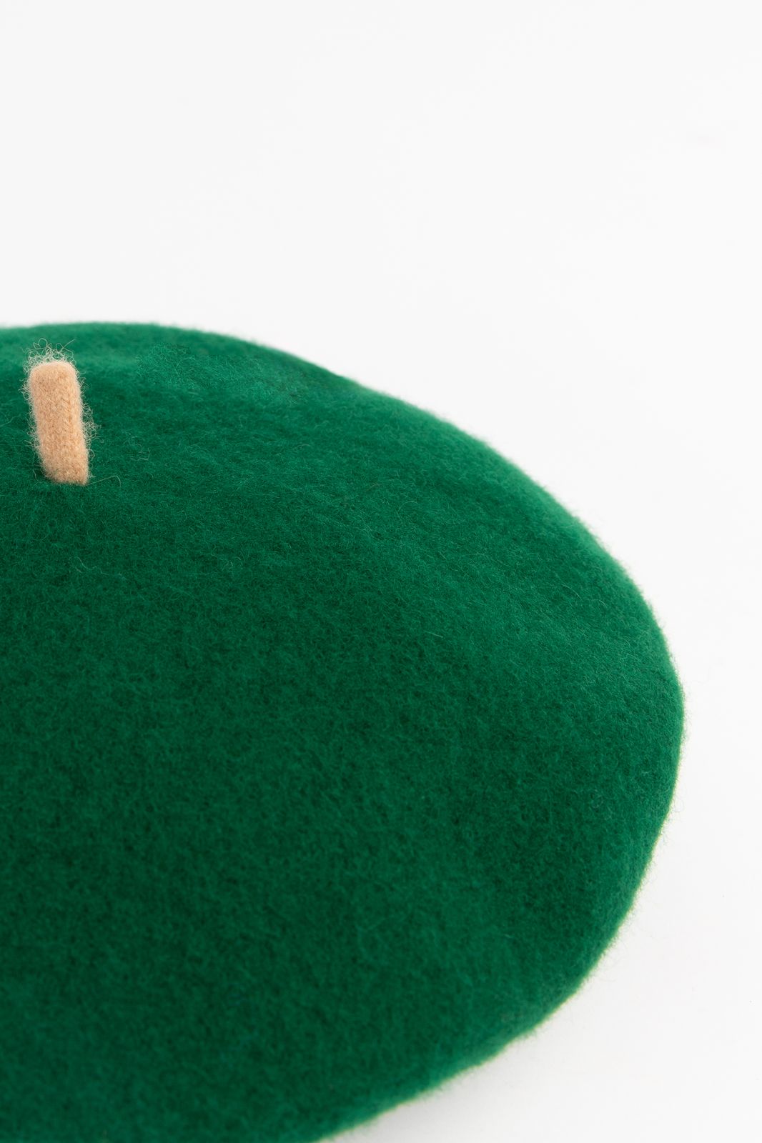 Donkergroene baret met contrasterende rand