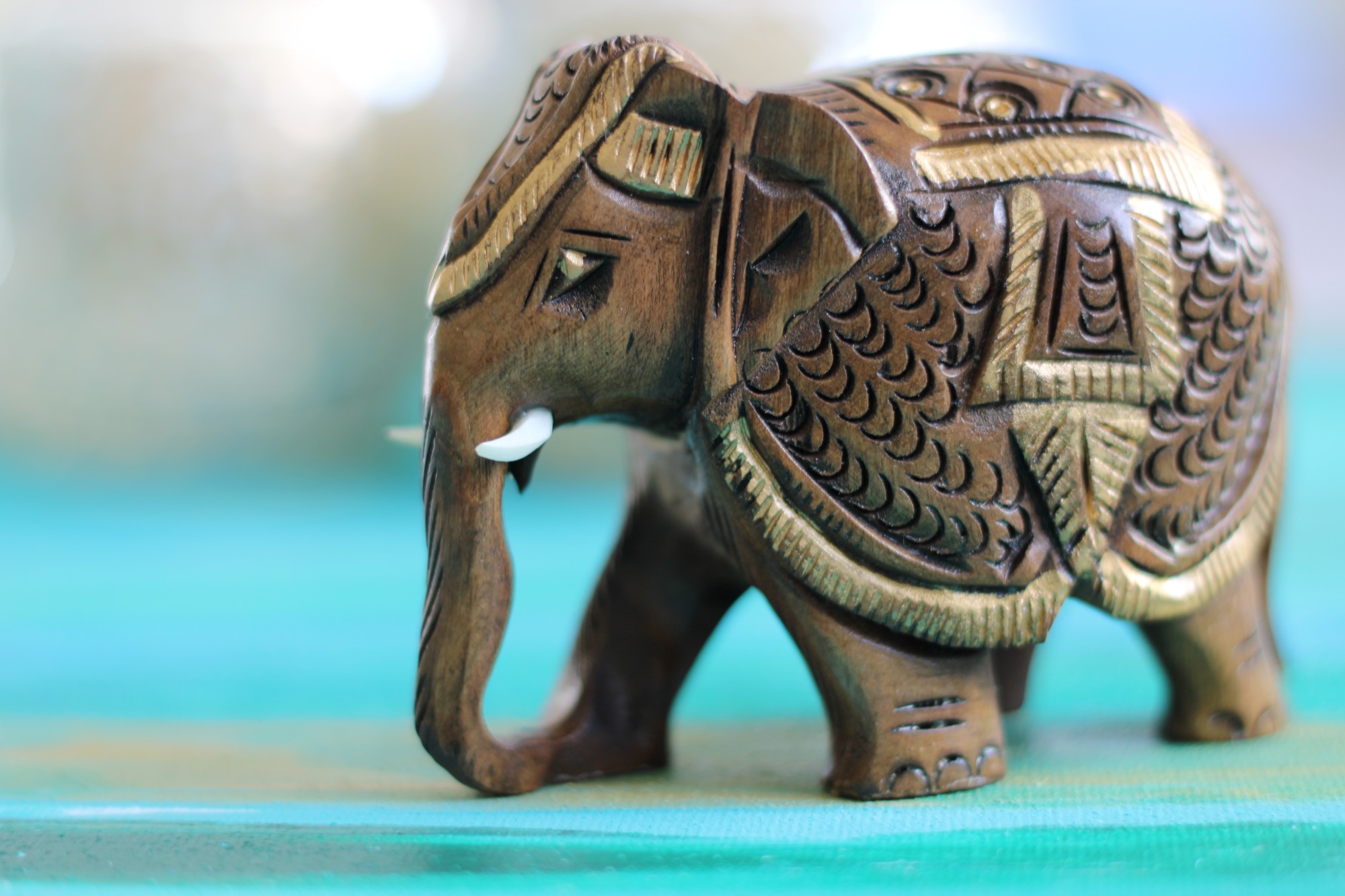 Elefant aus Holz mit Sattel, braun, gold, H 7 cm, B 8 cm, T 4 cm von fischer's lagerhaus