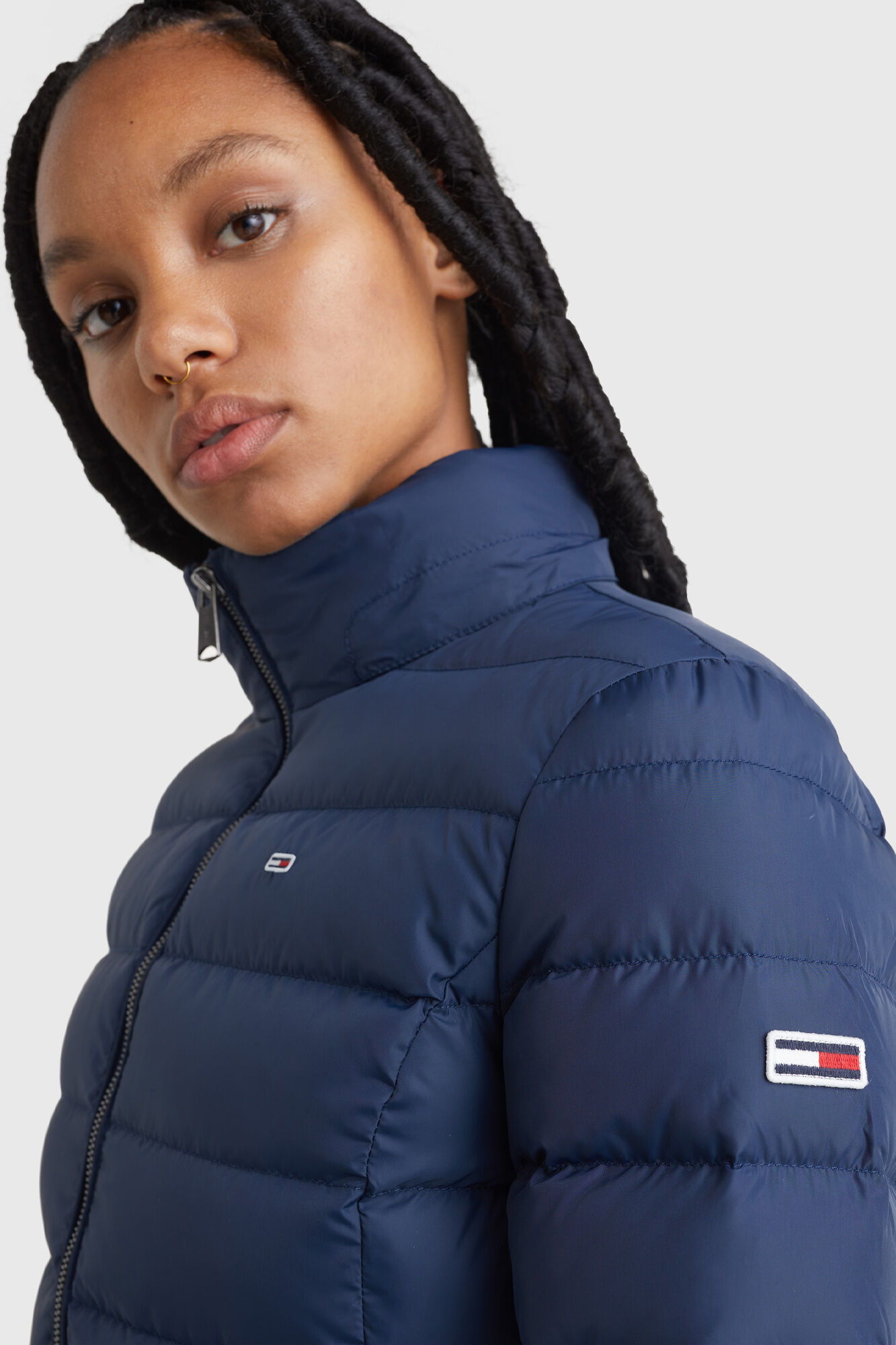 Jaqueta feminina Tommy Jeans com capuz e enchimento de plumas.