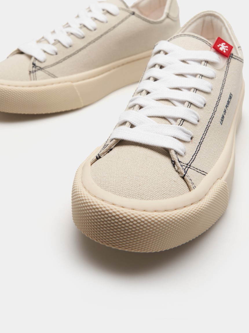 Sapatilhas em canvas com cordões