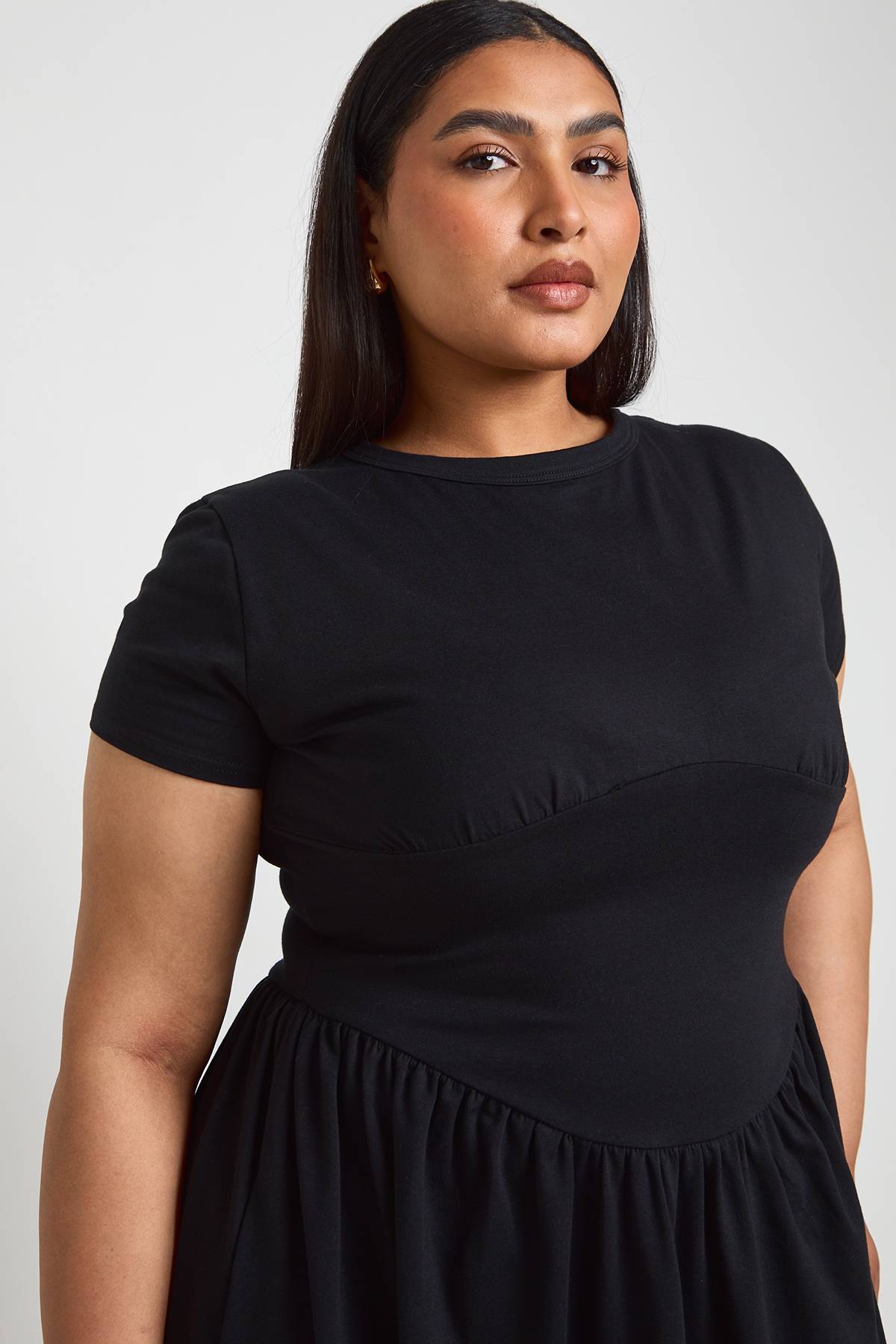 boohoo Robe Midi Grande Taille En Coton Avec Taille Froncée Et Manches Courtes