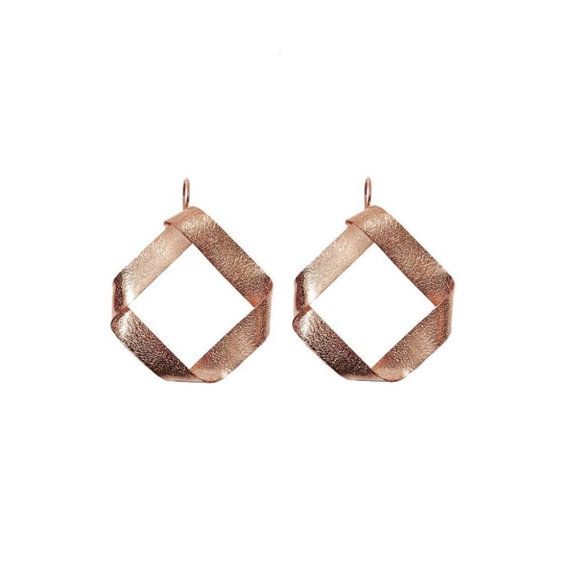 Boucles d'oreilles pendantes en plaqué or rose faites à la main géométriques avec plis - Bijou de créateur