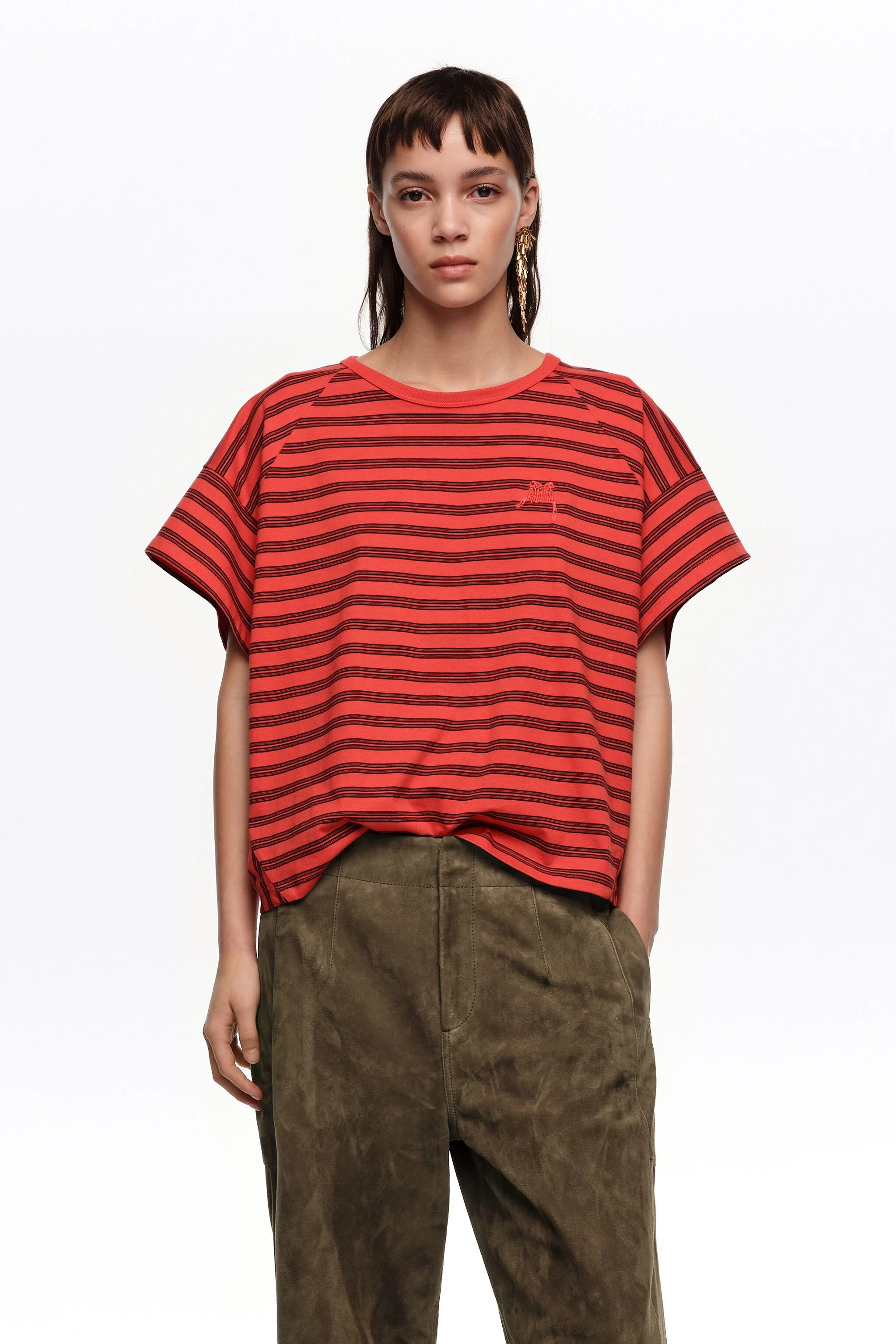 Camiseta cropped listrada vermelha com logotipo bordado.