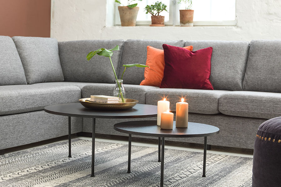 Max sofa 3-seter med hjørne og åpen ende venstre i tekstil Rocco 281 mørk grå og med sorte ben