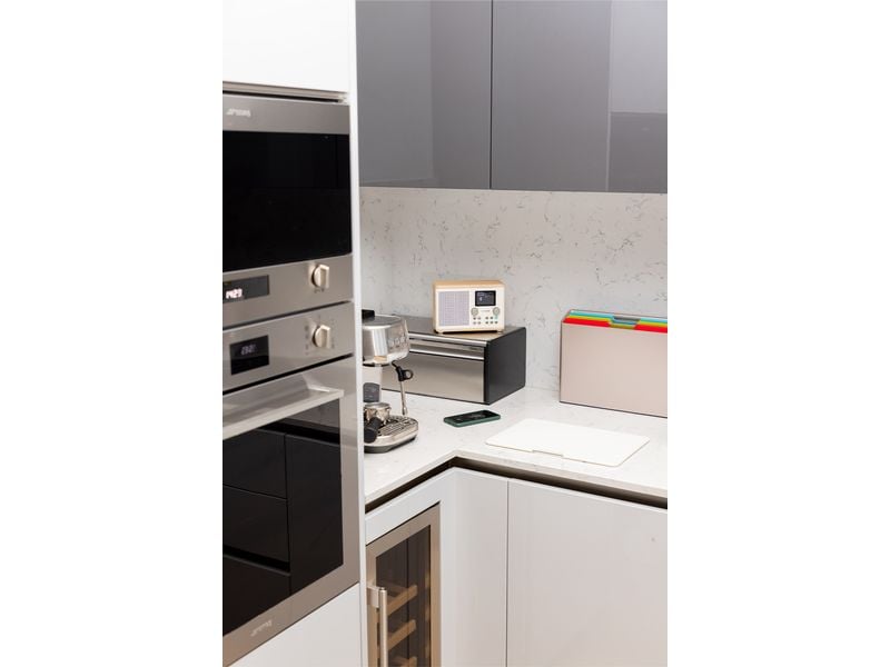 Pure DAB  Radio Classic H4 Eiche/Weiss Digitales Küchenradio mit Bluetooth, USB-Port und AUX-Anschluss