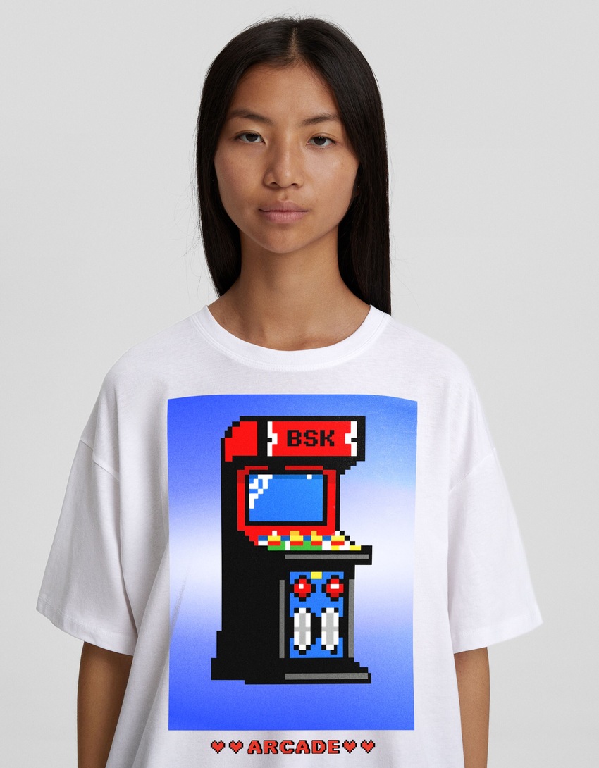 Camiseta de manga curta com modelagem quadrada e estampa da tendência atual.