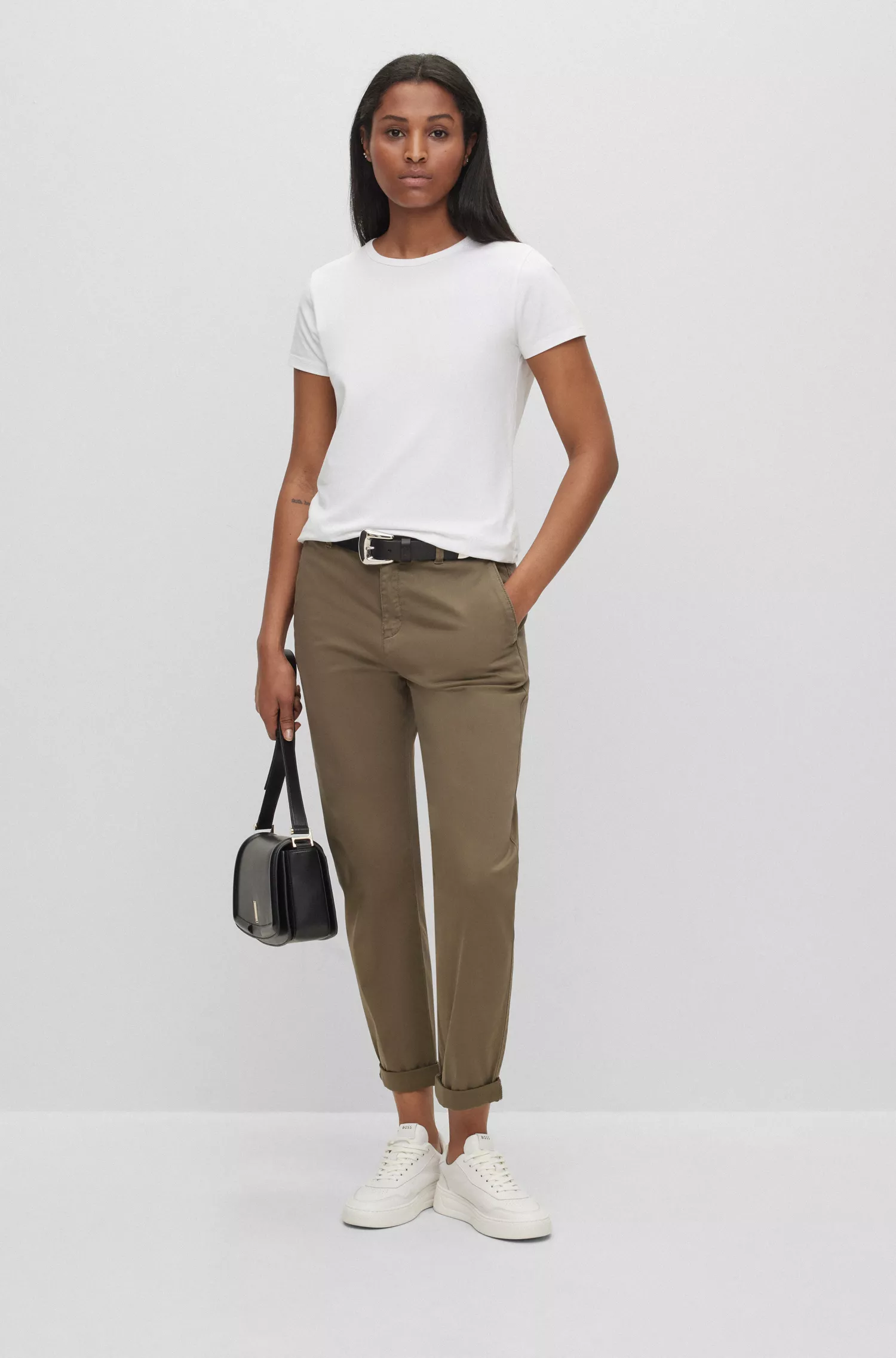 Calça chino BOSS preta, corte regular, em algodão orgânico com elastano.
