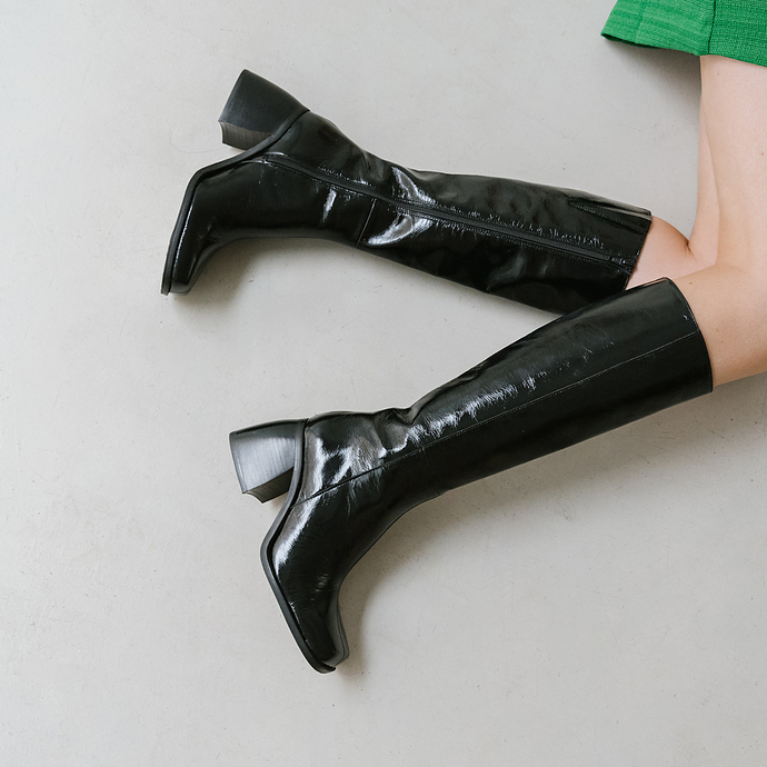 Bottes à talons hauts et bouts carrés  en cuir vernis plissé noir
