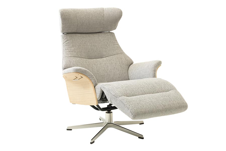 Air lenestol Stol med integrert fothviler. Tekstil Cortina 75 silver. Ubehandlet eik sider. Fot i aluminium med svingretur.