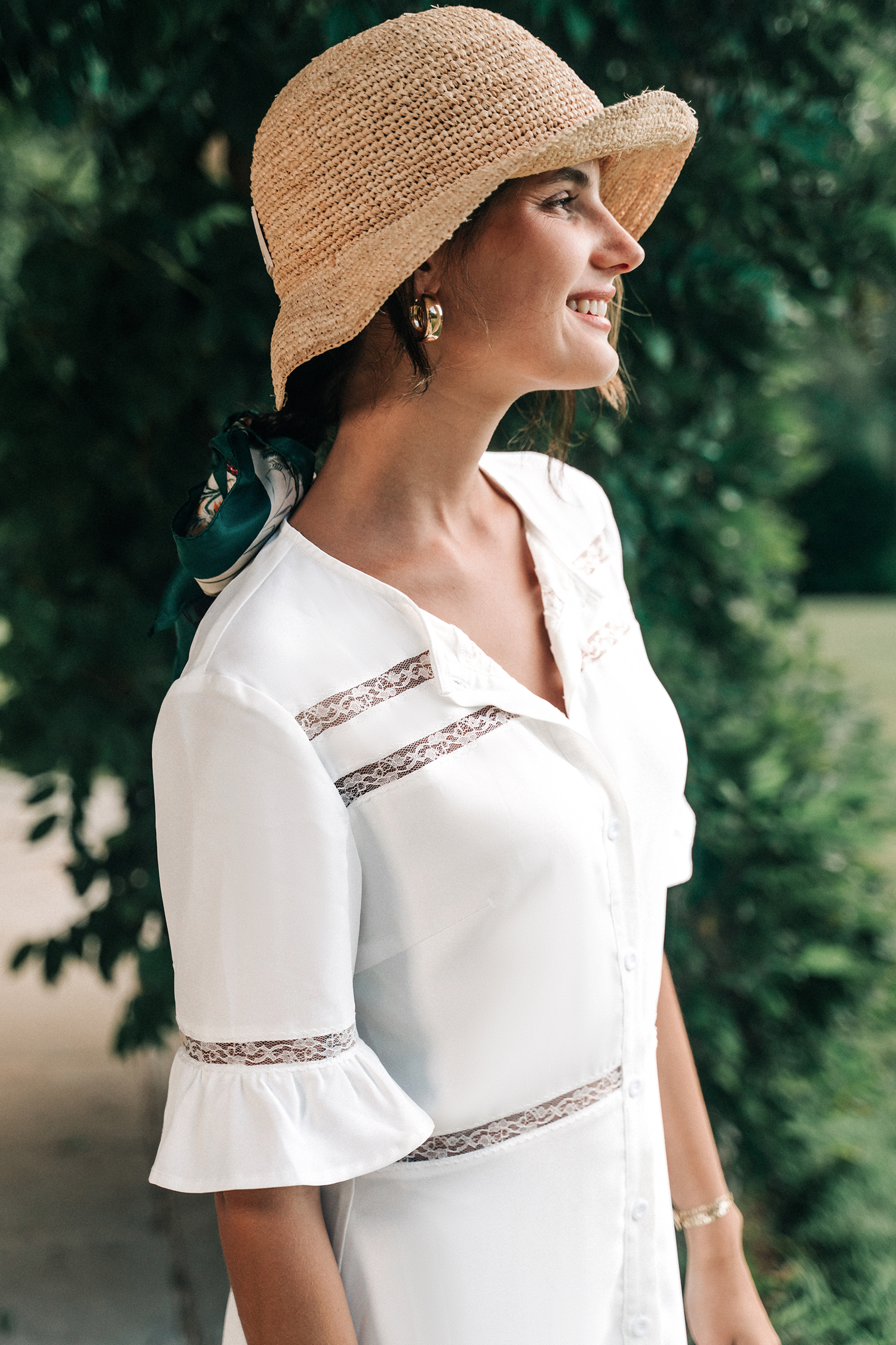 Robe midi blanche à manches évasées et boutons en dentelle