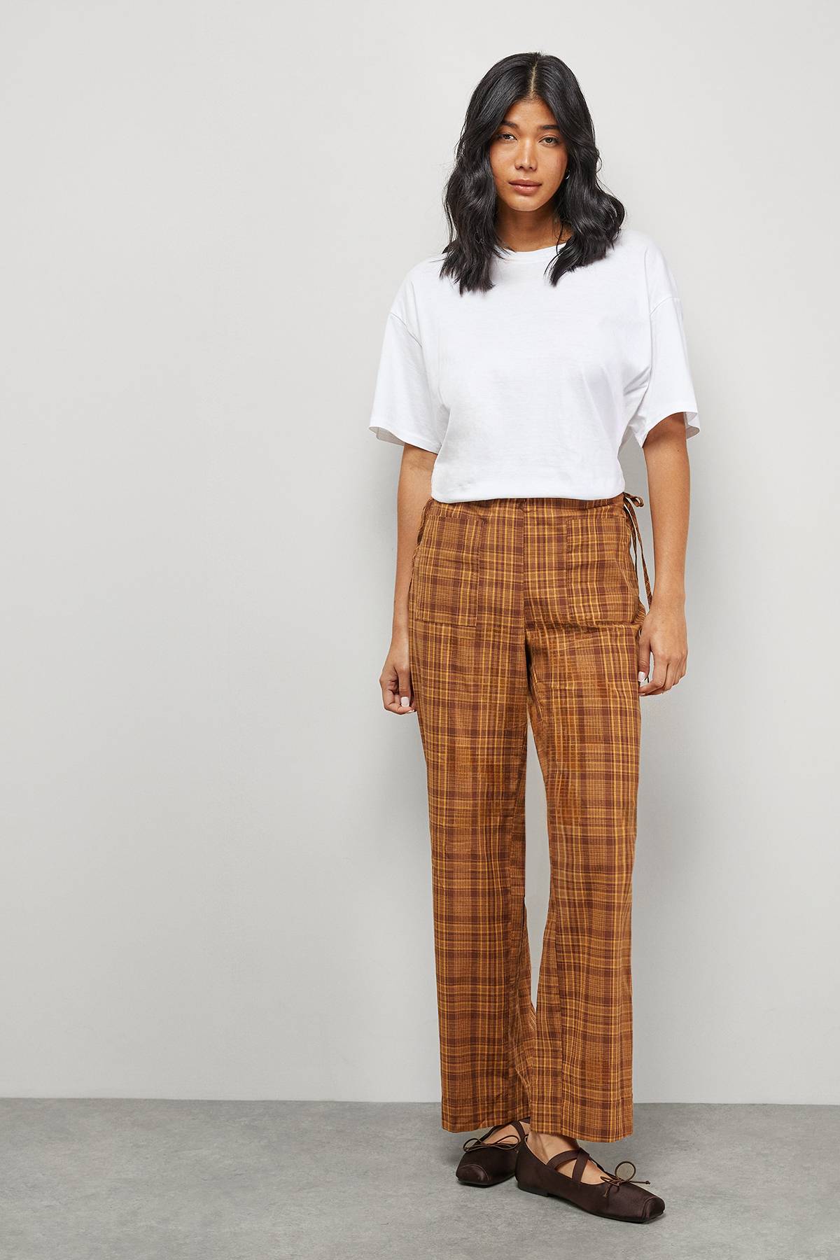 Warehouse Pantalon Taille Moyenne à Carreaux Moutarde avec Liens Latéraux et Poches