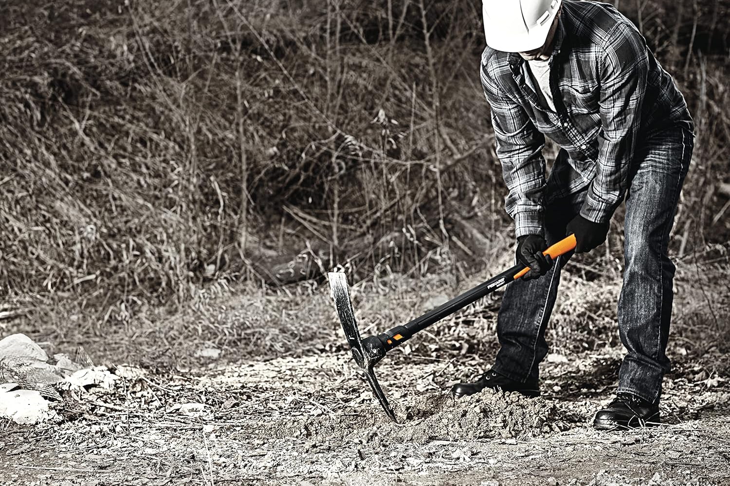 Fiskars Kreuzhacke IsoCore L für grobe Arbeiten auf harten, steinigen Böden, Länge: 91 cm, Gewicht: 3,4 kg, Schwarz/Orange, 1020166