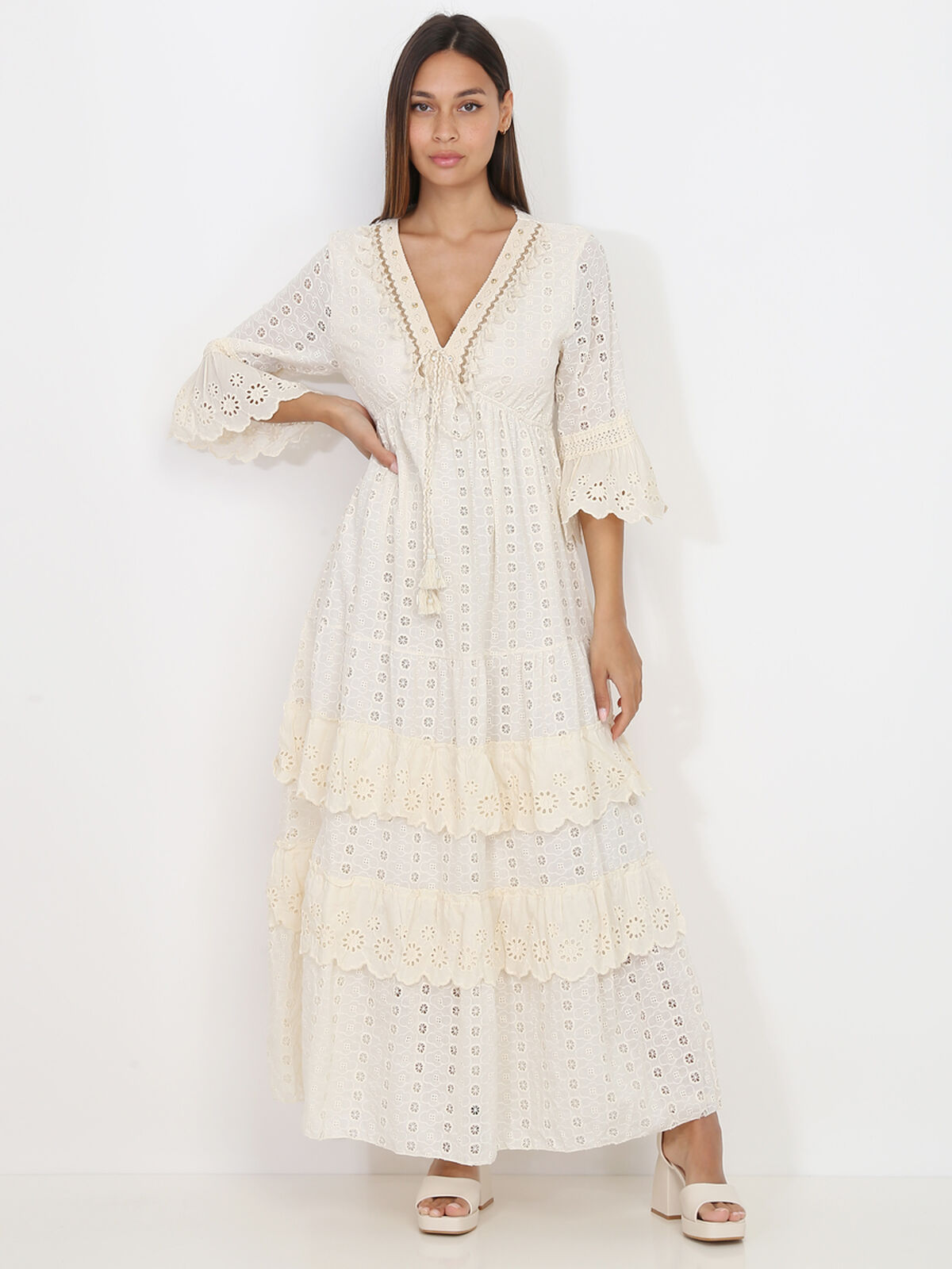 Robe longue en broderie anglaise à volants- Beige