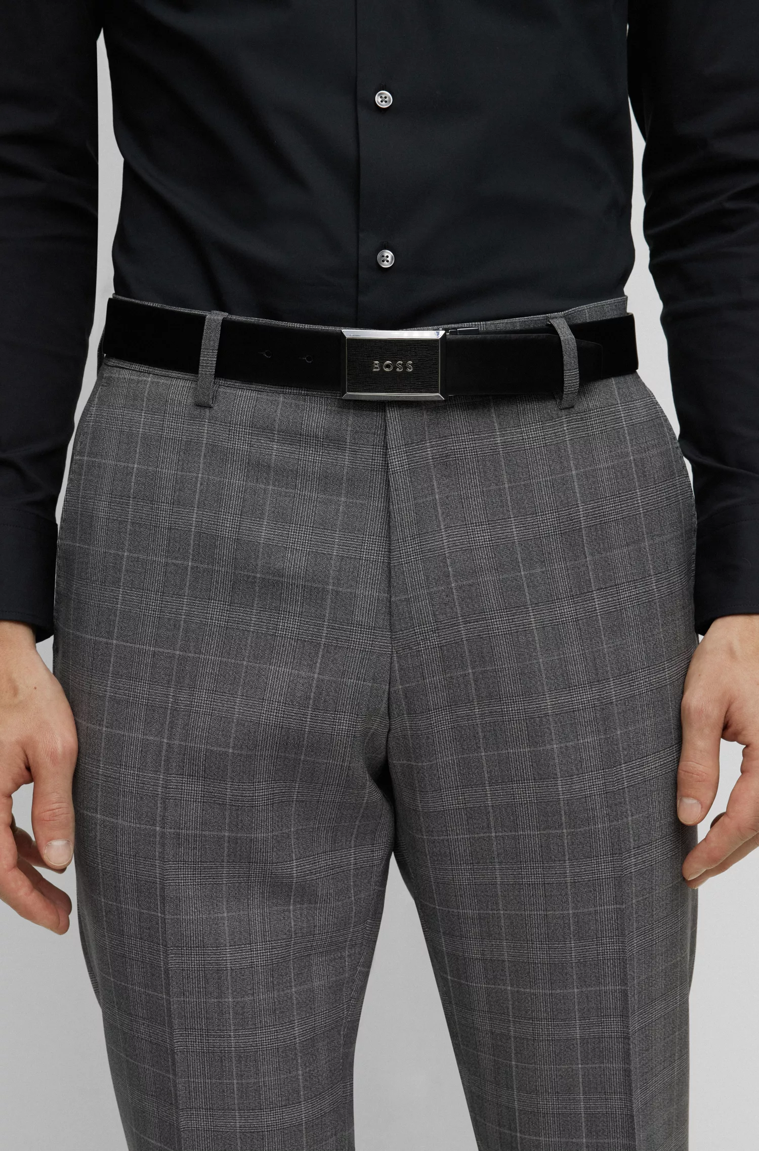 Cinto reversível BOSS em couro italiano preto com fivelas de placa e pino.