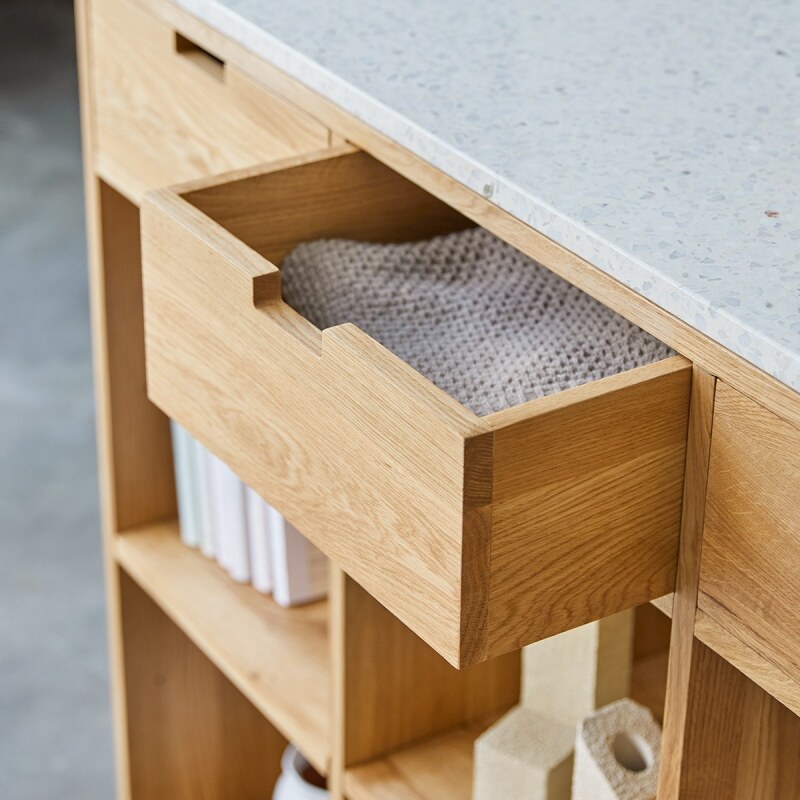 Bibliothèque basse en chêne massif et terrazzo premium White Miho