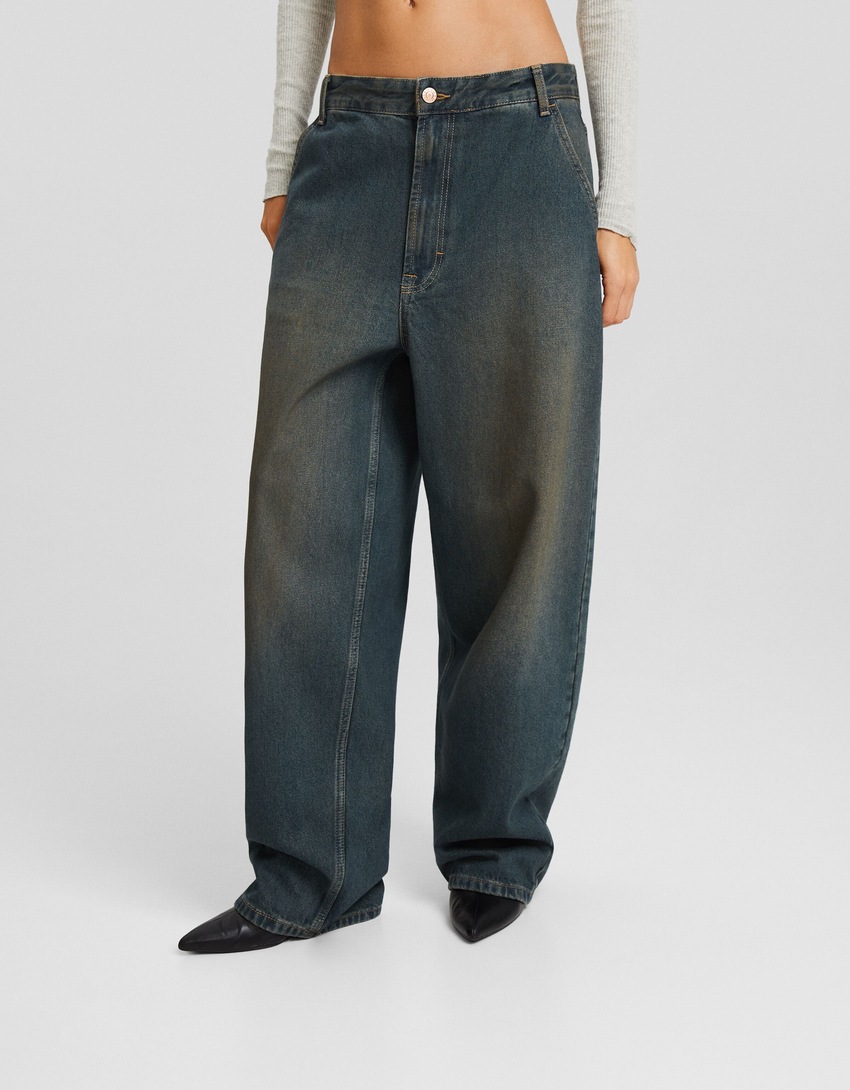 calça jeans estilo skater com efeito desbotado