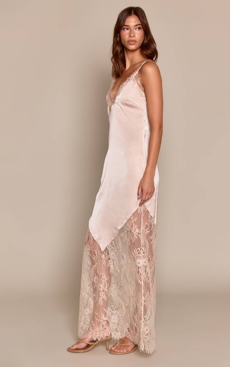 Gris Pierre Robe Longue Fluide En Satin À Décolleté Plongeant Et Finitions Dentelle