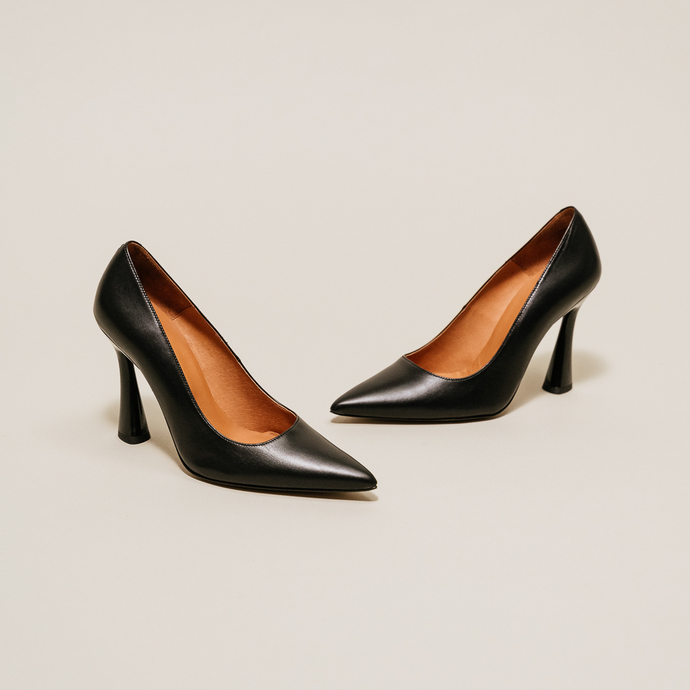 Escarpins à talons hauts et bouts pointus  en cuir noir