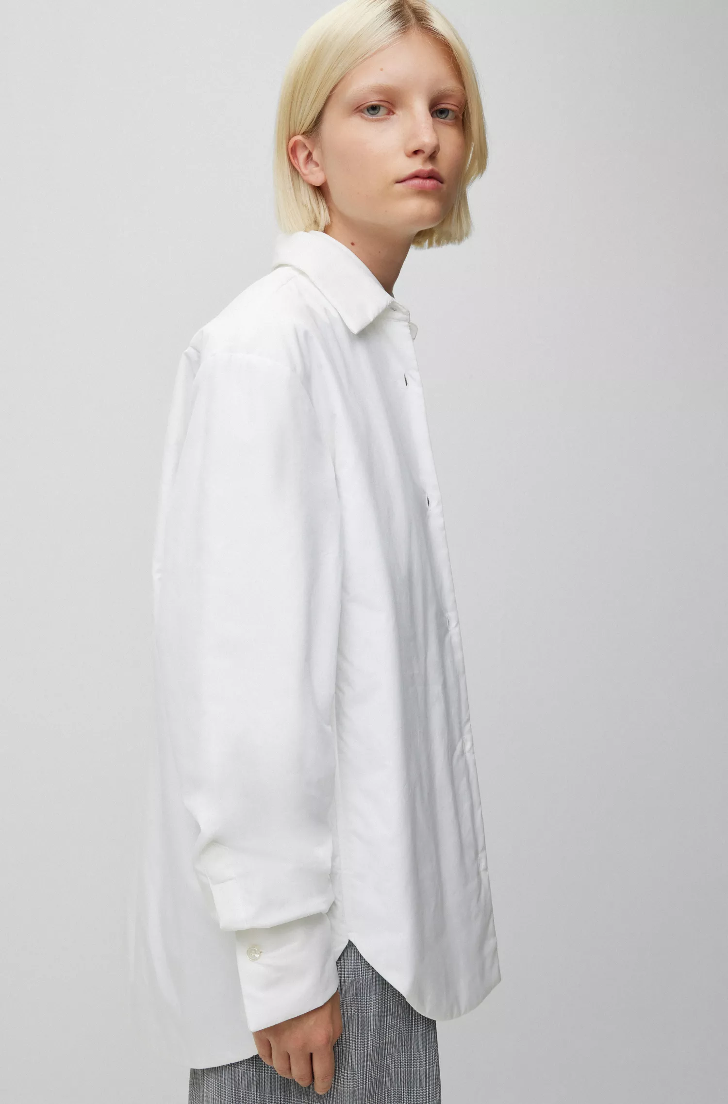 Jaqueta camisa BOSS preta, oversized, acolchoada, em algodão popeline.