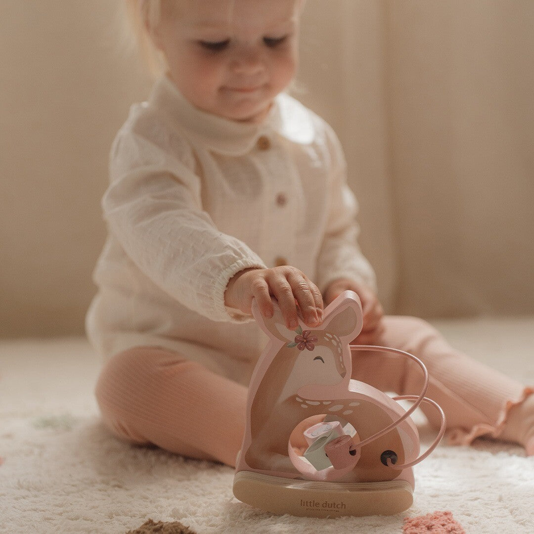 Little dutch wiebeldier met activiteitenlooping fairy