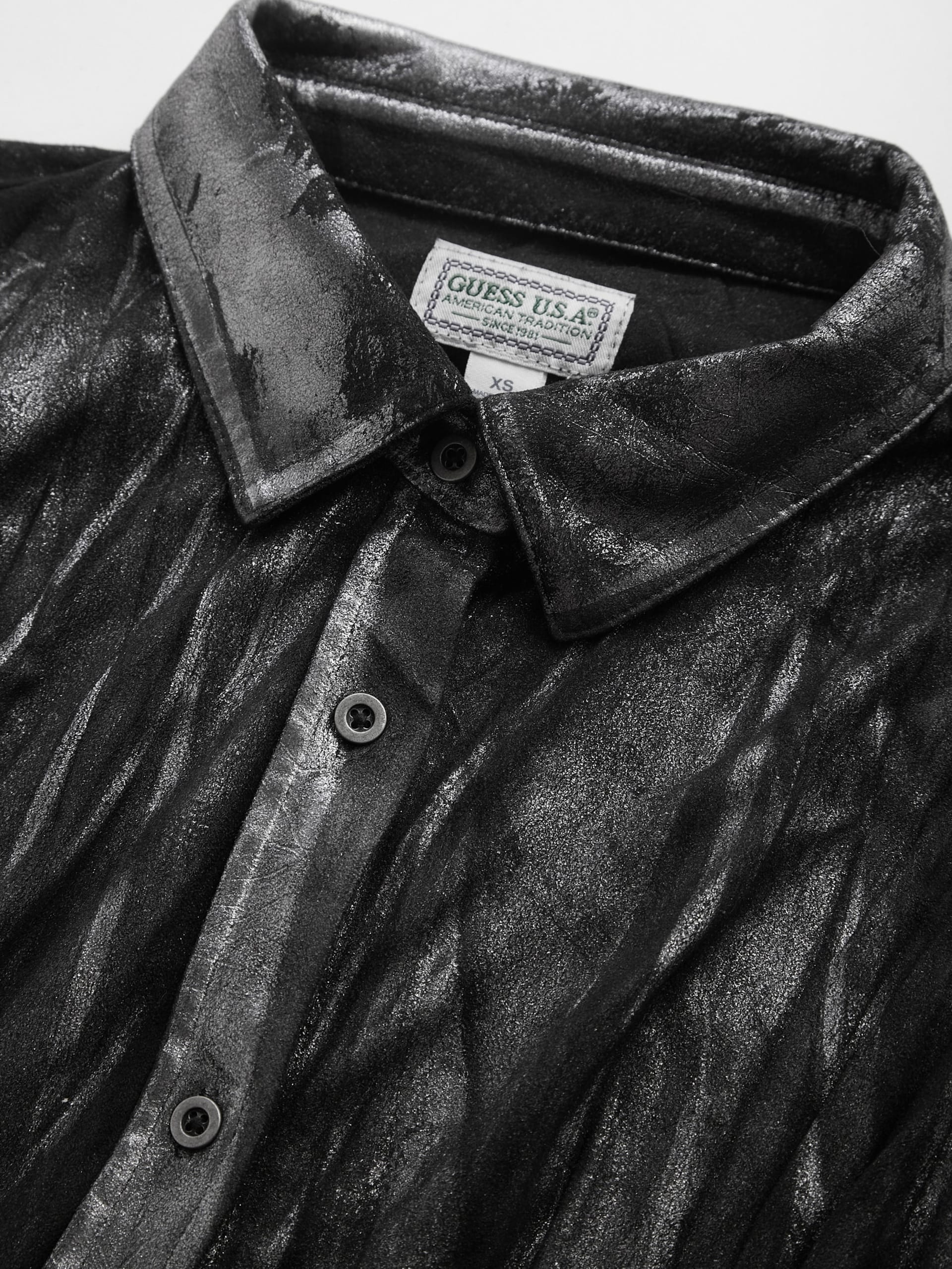 camisa de camurça sintética com estampa metálica
