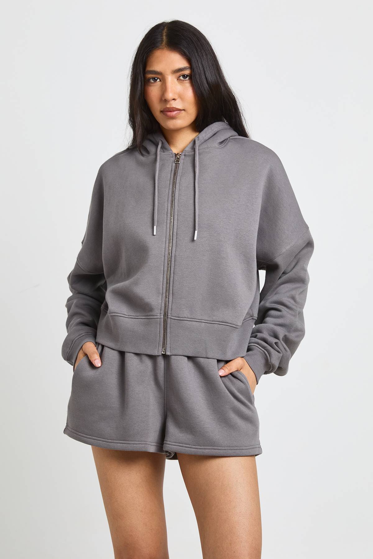 boohoo Ensemble De Survêtement 3 Pièces Grande Taille Avec Ourlet Profond, Veste Zippée Courte Et Short