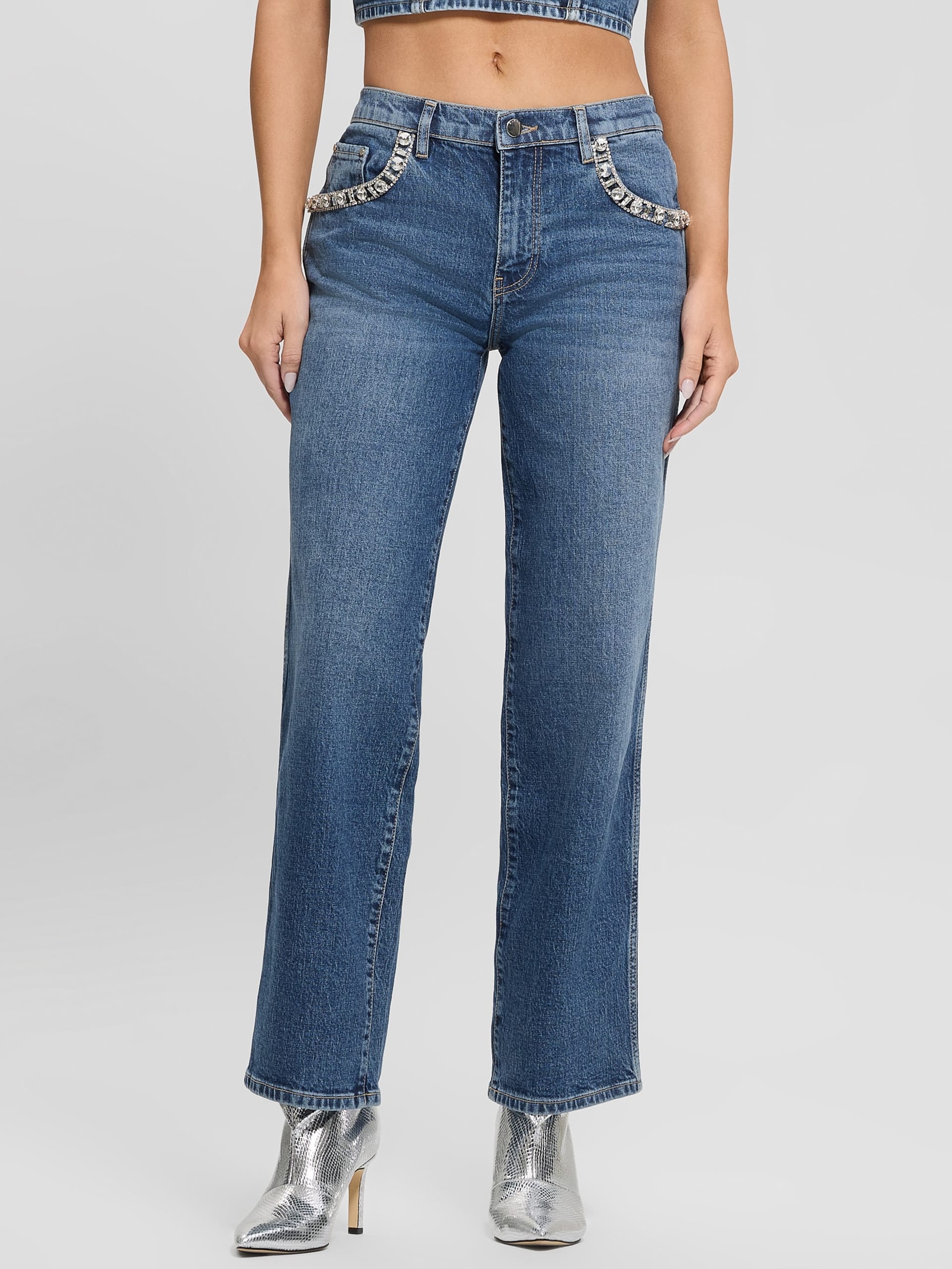 Calça jeans com bolso de strass em formato de margarida