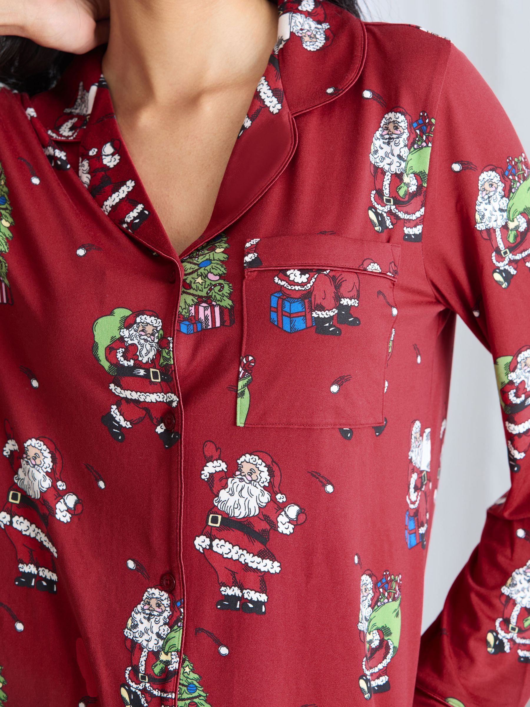 Chelsea Peers lange kerstpyjama met kerstman, sneeuwbalprint