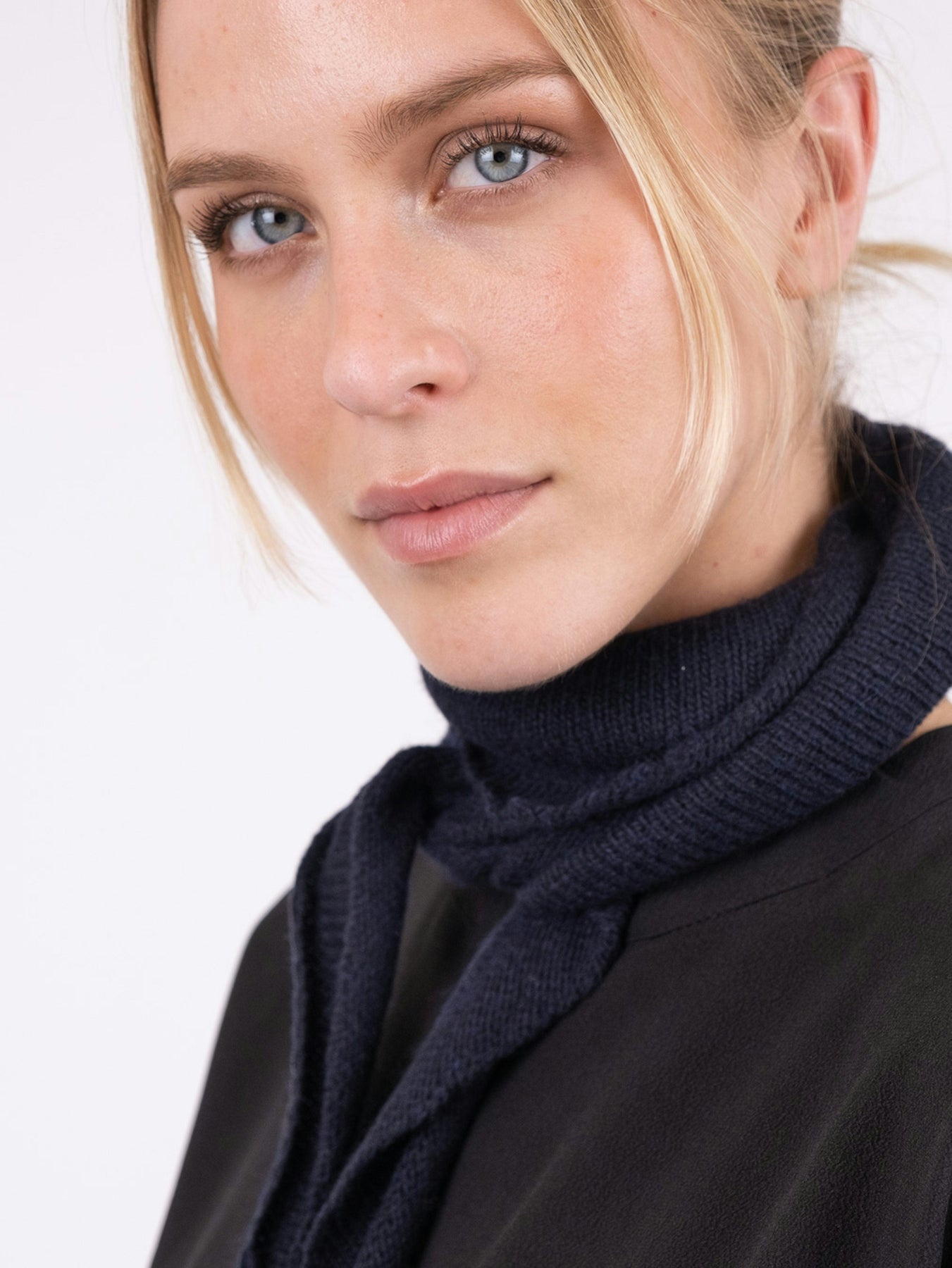 Neo Noir Misty Knit Scarf navy