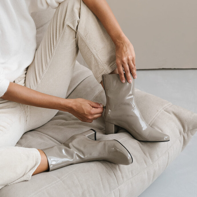 Bottines à talon  en cuir vernis gris