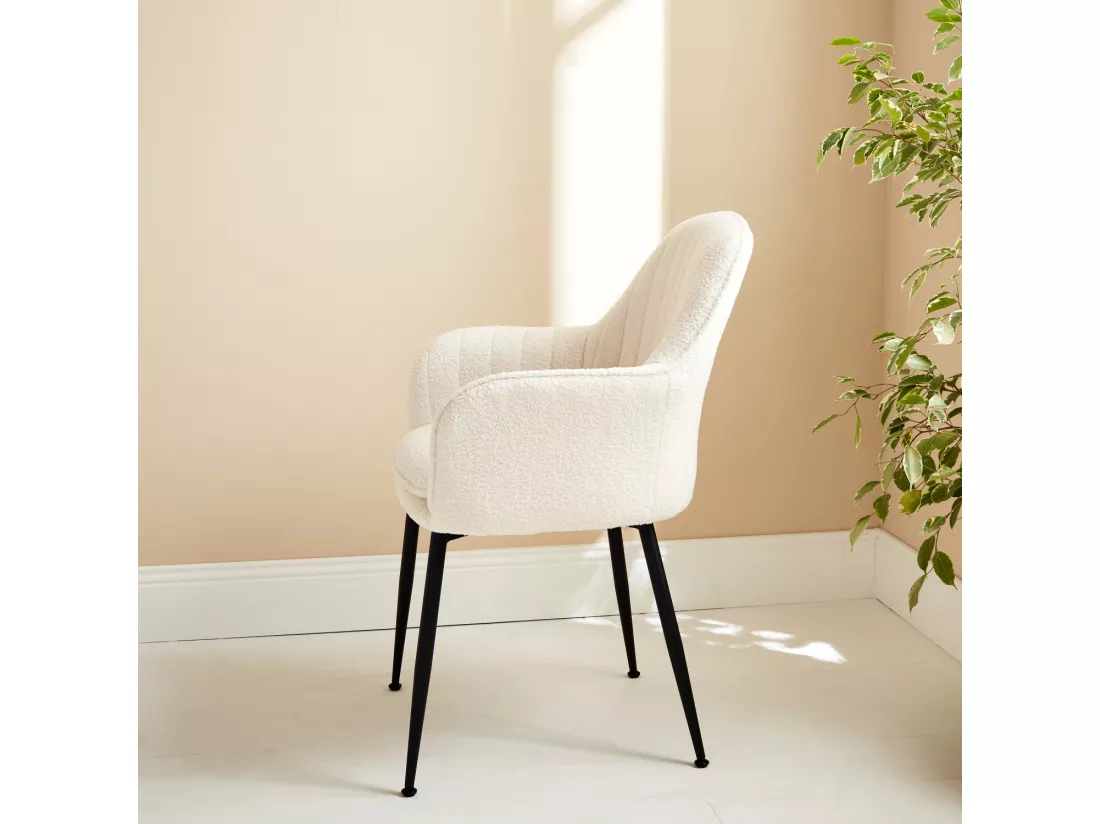 Fauteuil en bouclette et pieds en métal noir mat. Shella L 57x P 59 x H 84.5