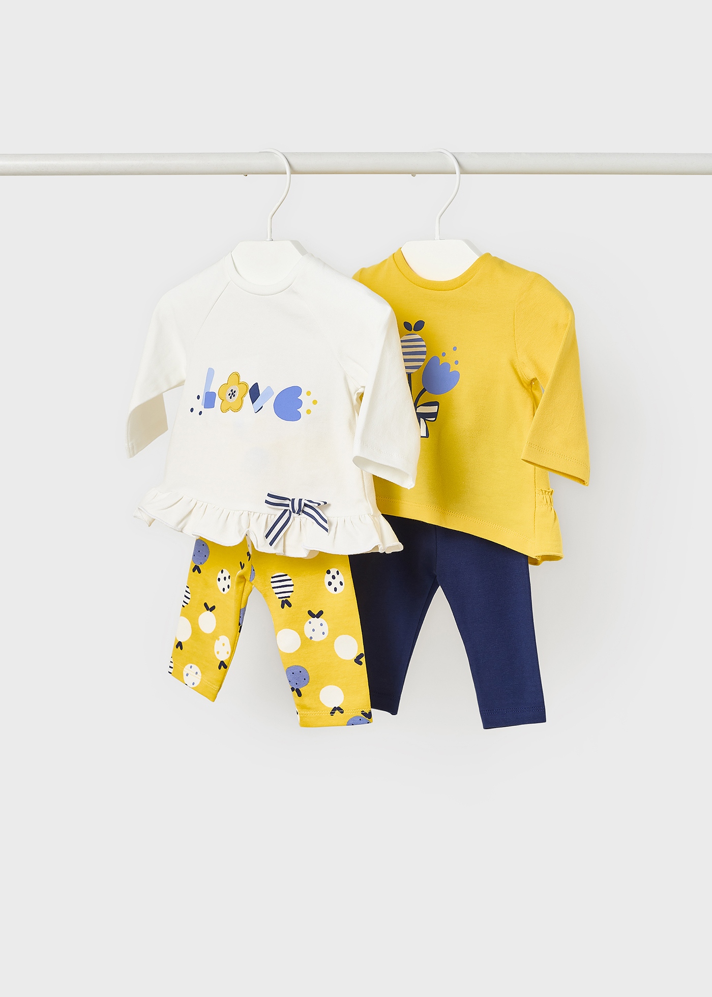 Conjunto de 4 peças em algodão sustentável para recém-nascidos.