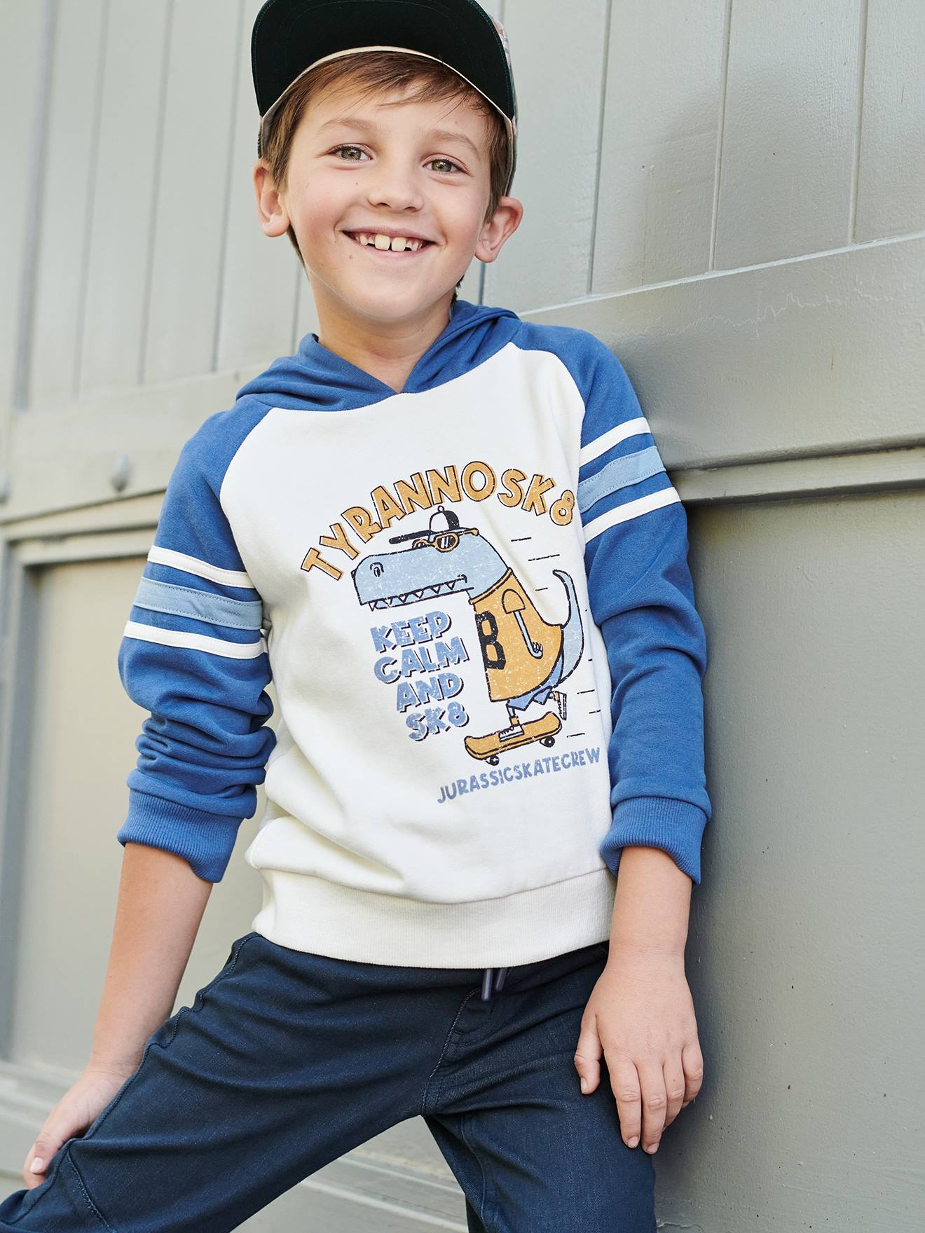 Moletom azul com estampa gráfica e mangas raglan para meninos