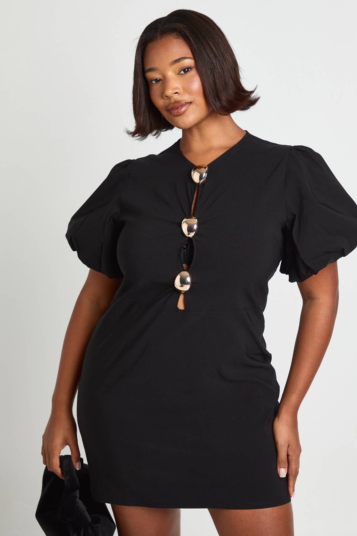 boohoo Robe chemise grande taille à manches bouffantes avec détail de garniture dorée