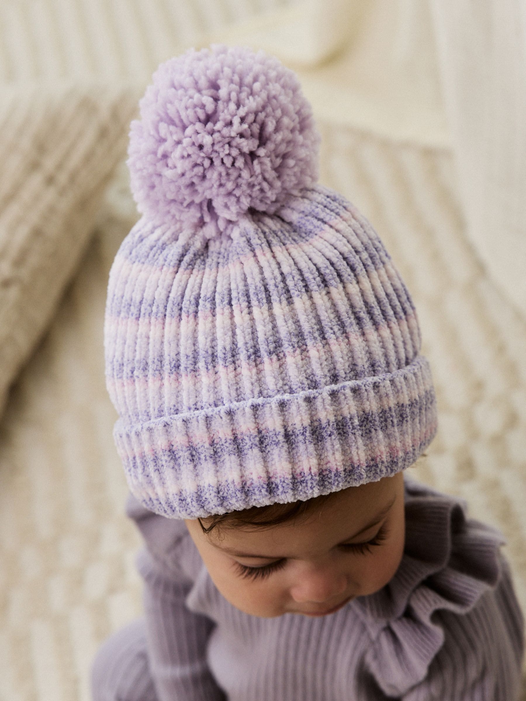 Lila ton-sur-ton - Gebreide babymuts van chenille met pompon (0mnd-2jr)