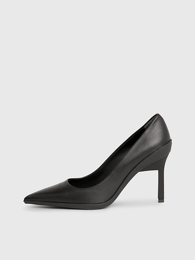 Sapatos de couro com salto agulha