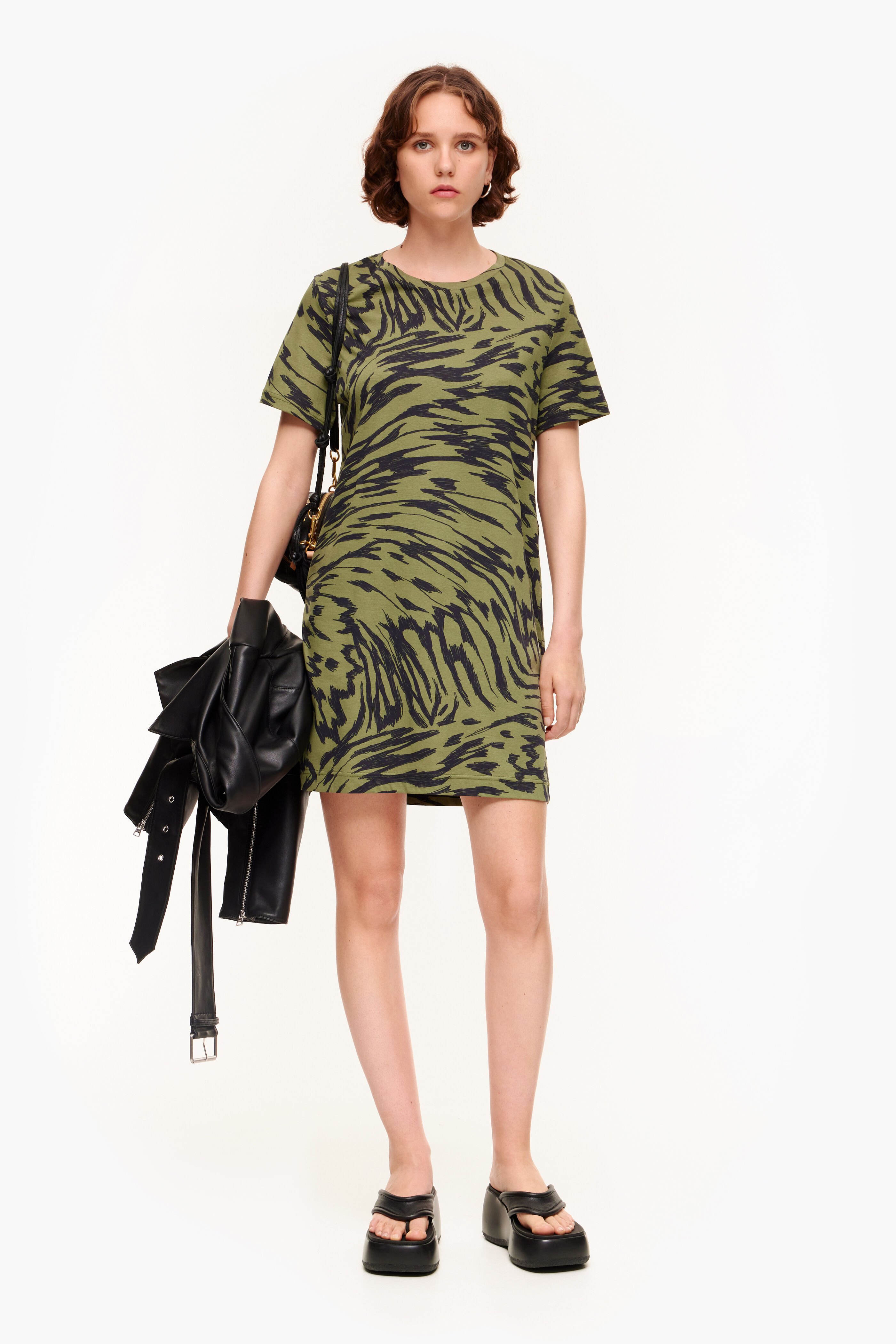 Vestido curto bicolor cáqui com estampa de asa de borboleta