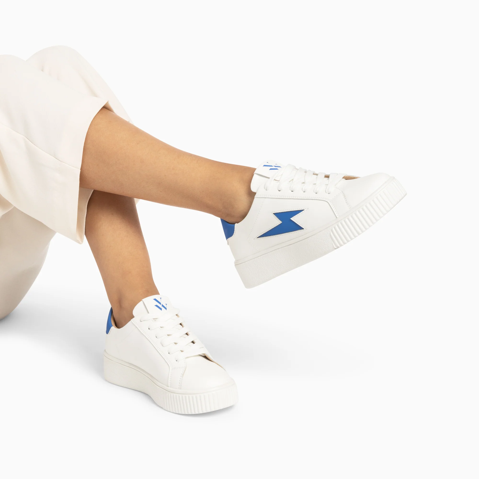 Sneakers-Baskets éclair Angie blanc et bleu à lacets