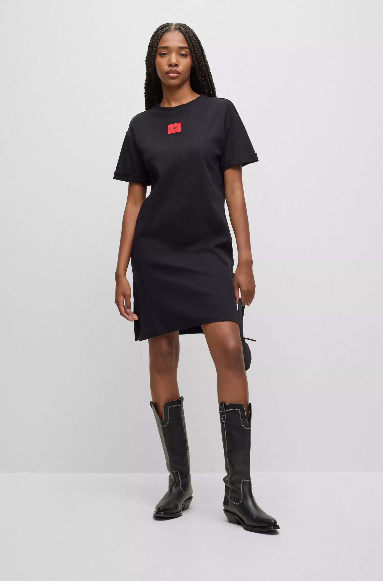 Vestido camiseta HUGO vermelho em algodão interlock com etiqueta vermelha com o logotipo.