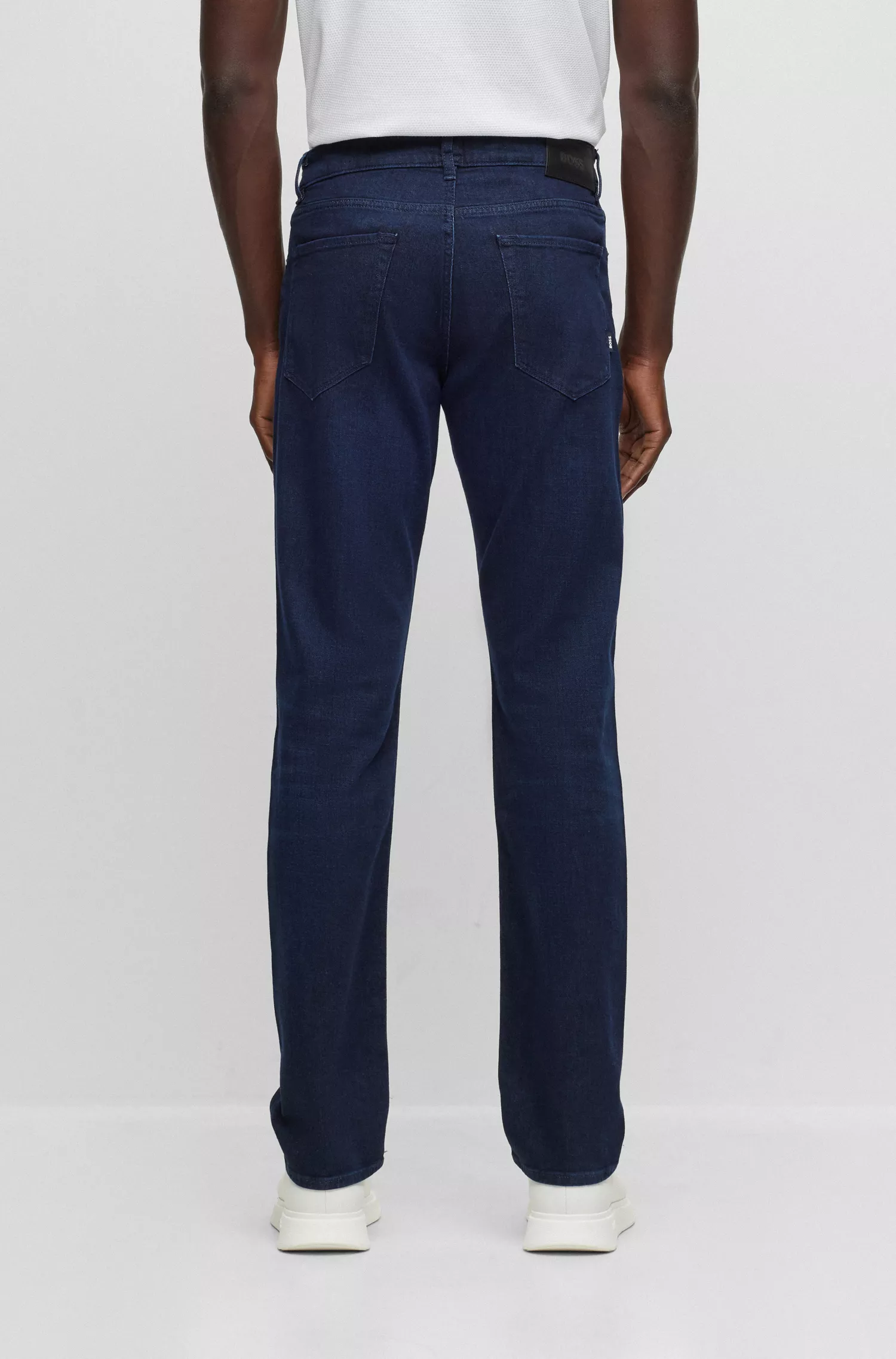 Calça jeans BOSS preta, corte regular, em denim azul-escuro com toque de cashmere.