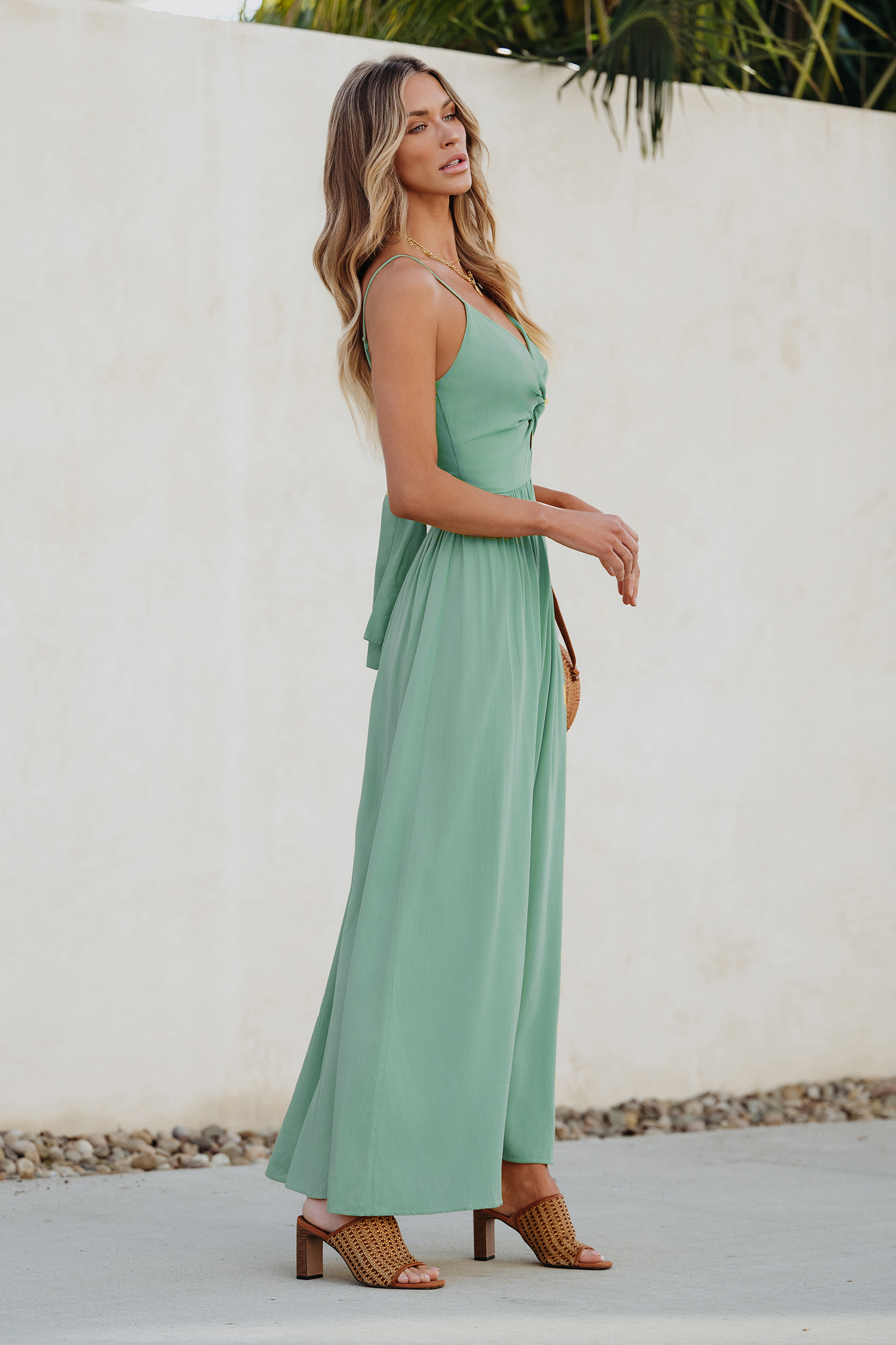 Robe maxi torsadée sur le devant avec col en cœur