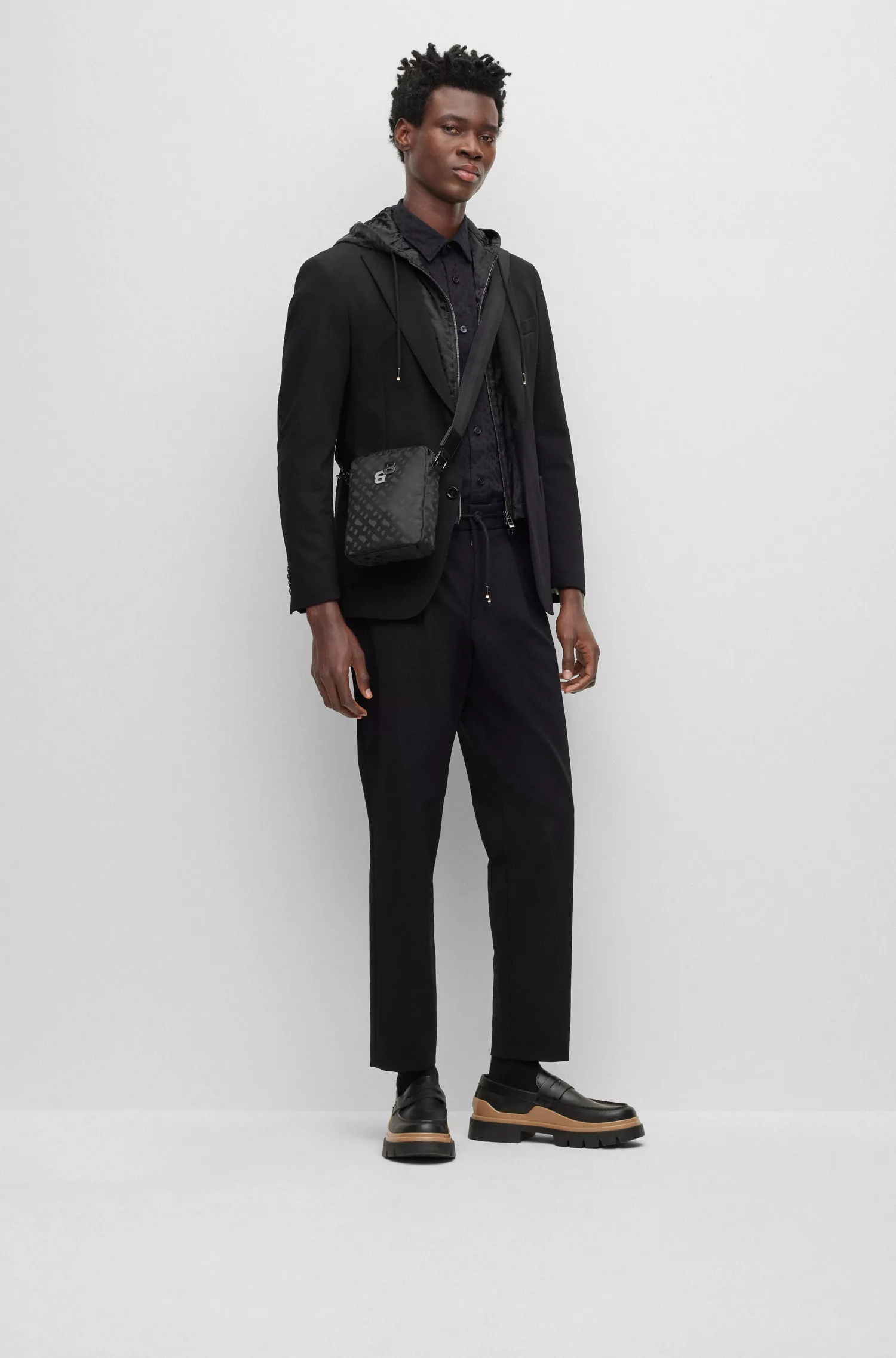 Bolsa BOSS Black-Reporter em nylon com detalhes de monograma.
