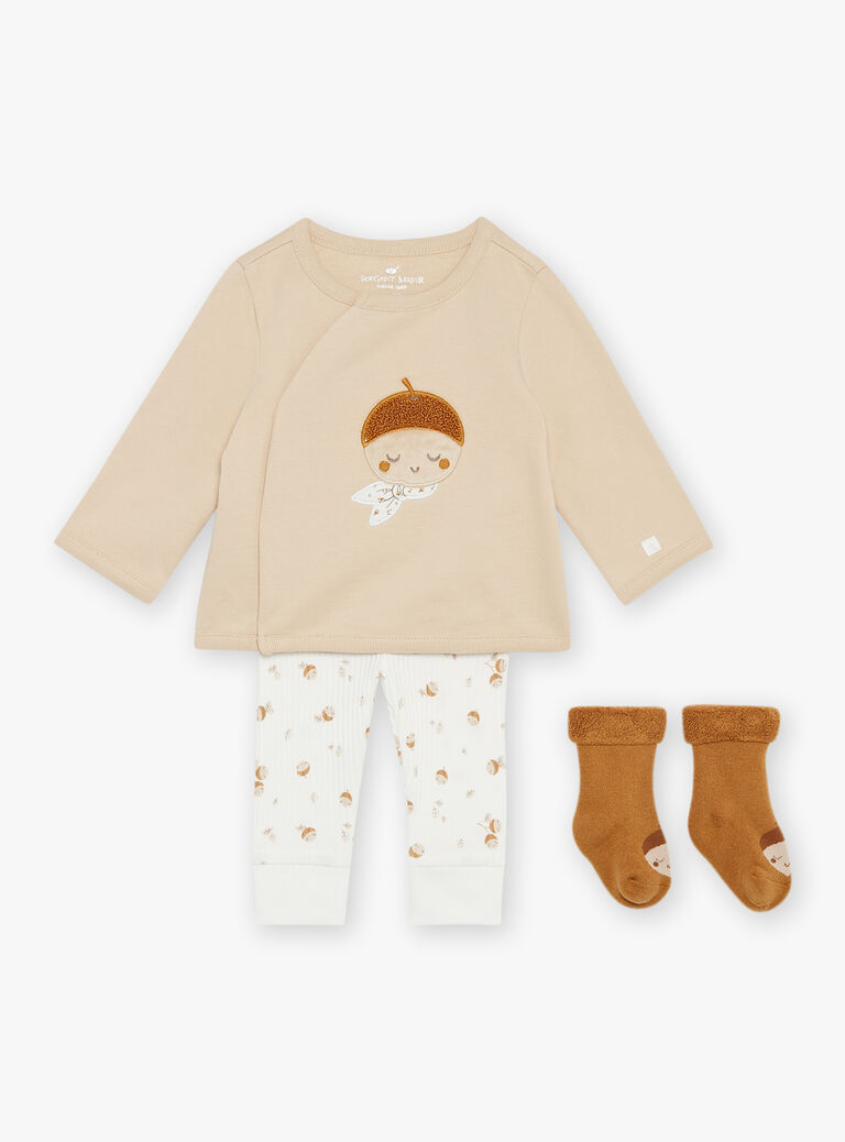 Haut beige, legging écru et chaussettes caramel