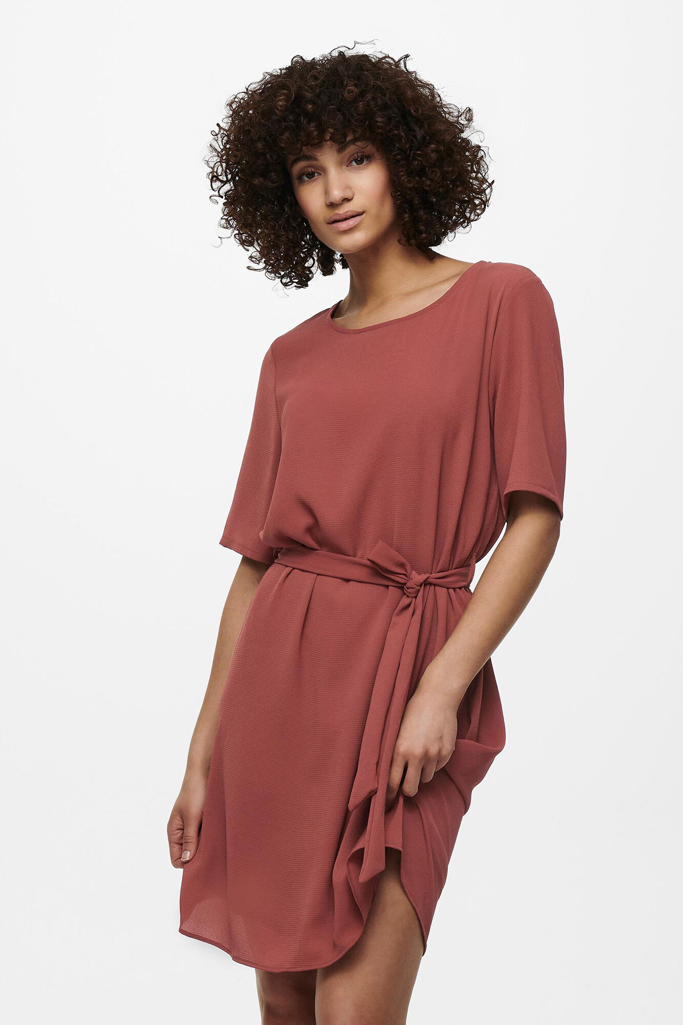 Vestido curto com mangas 2/4 e gola redonda.