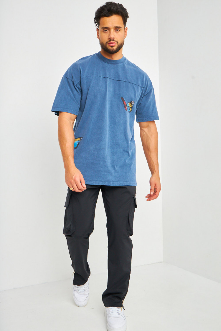 T-shirt bleu à imprimé papillons multicolores